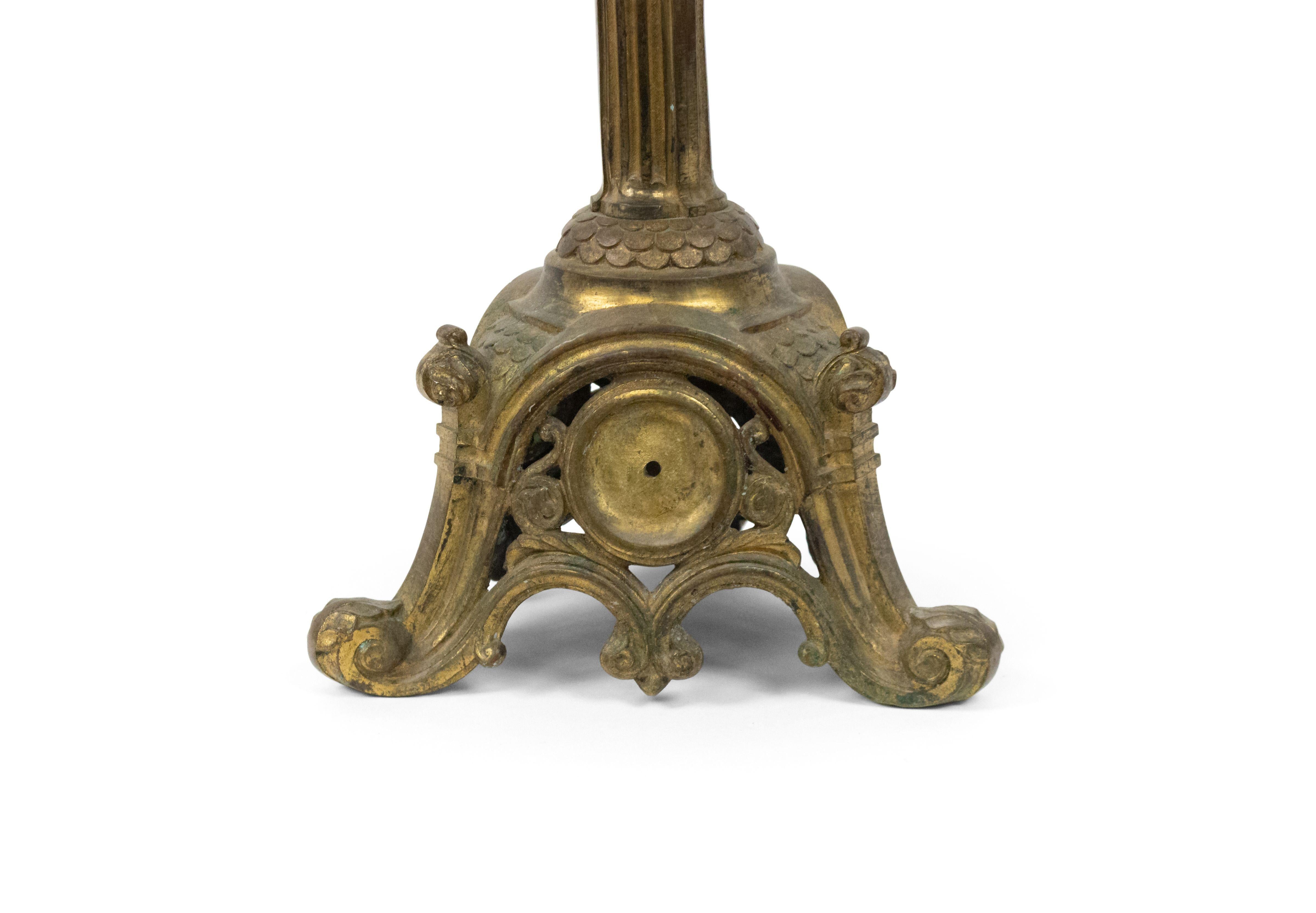 Paire de chandeliers d'autel italiens en bronze de la Renaissance en vente 4