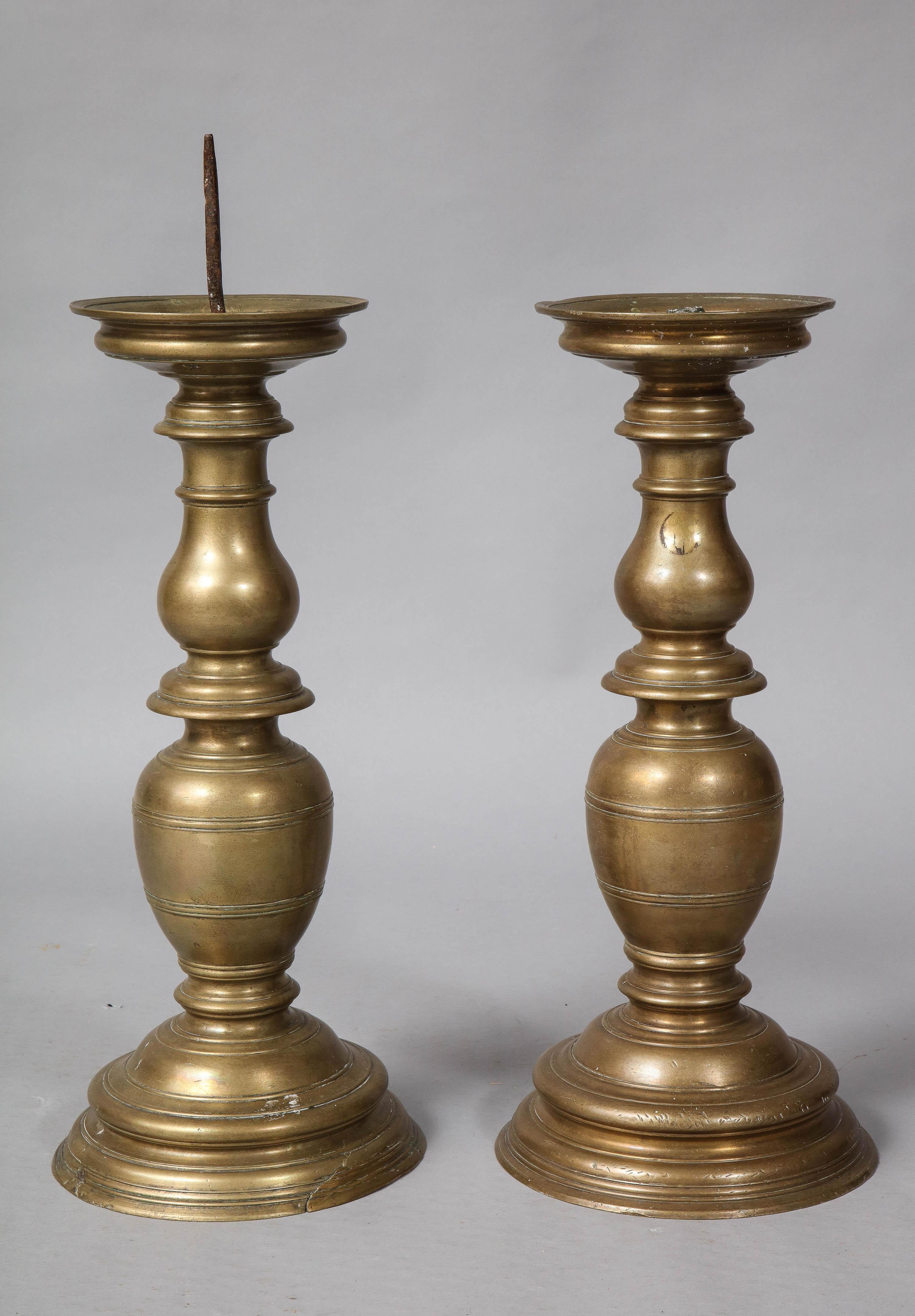 Paire de chandeliers italiens en bronze de la Renaissance en vente 6