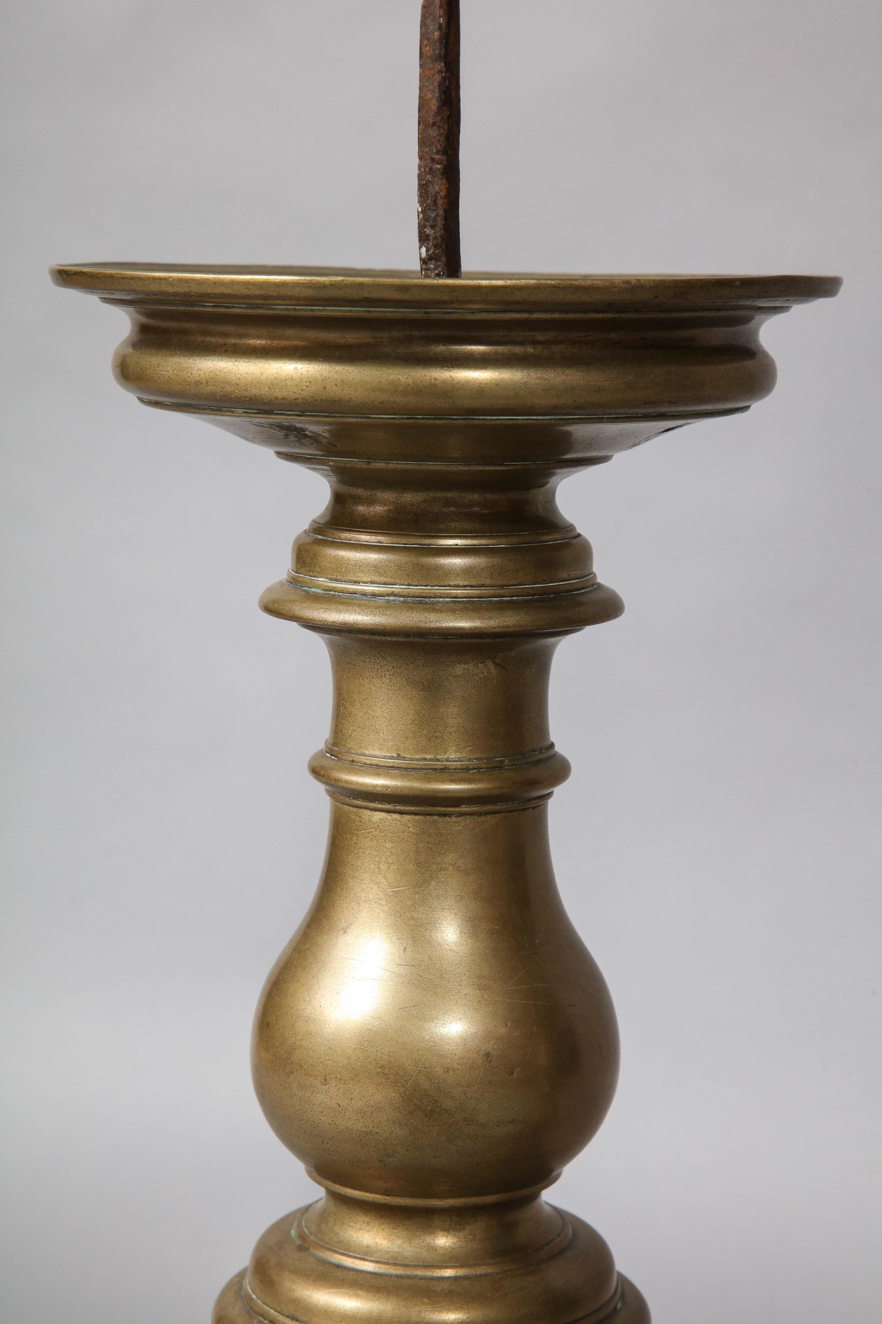Paar italienische Renaissance-Kerzenständer aus Bronze im Angebot 8
