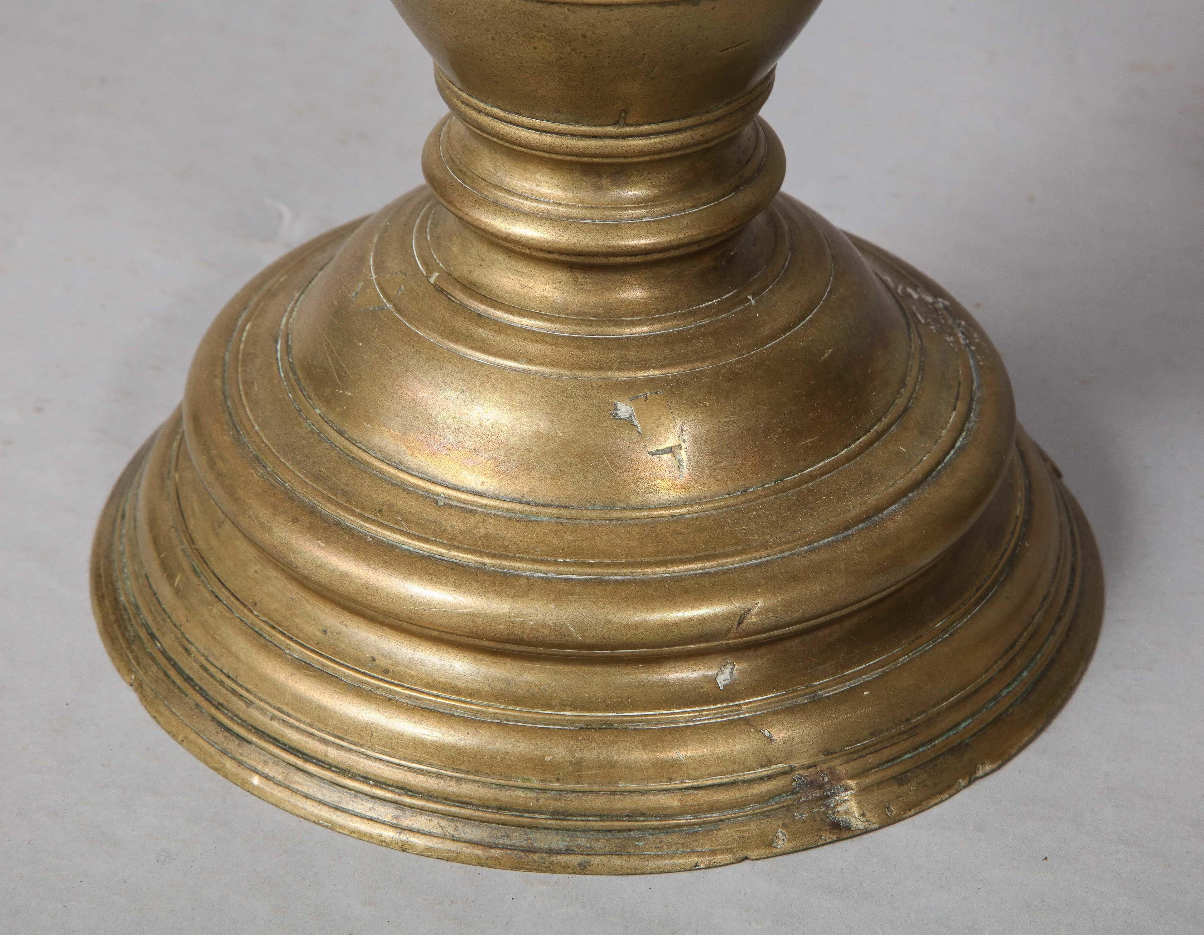 Paire de chandeliers italiens en bronze de la Renaissance en vente 9
