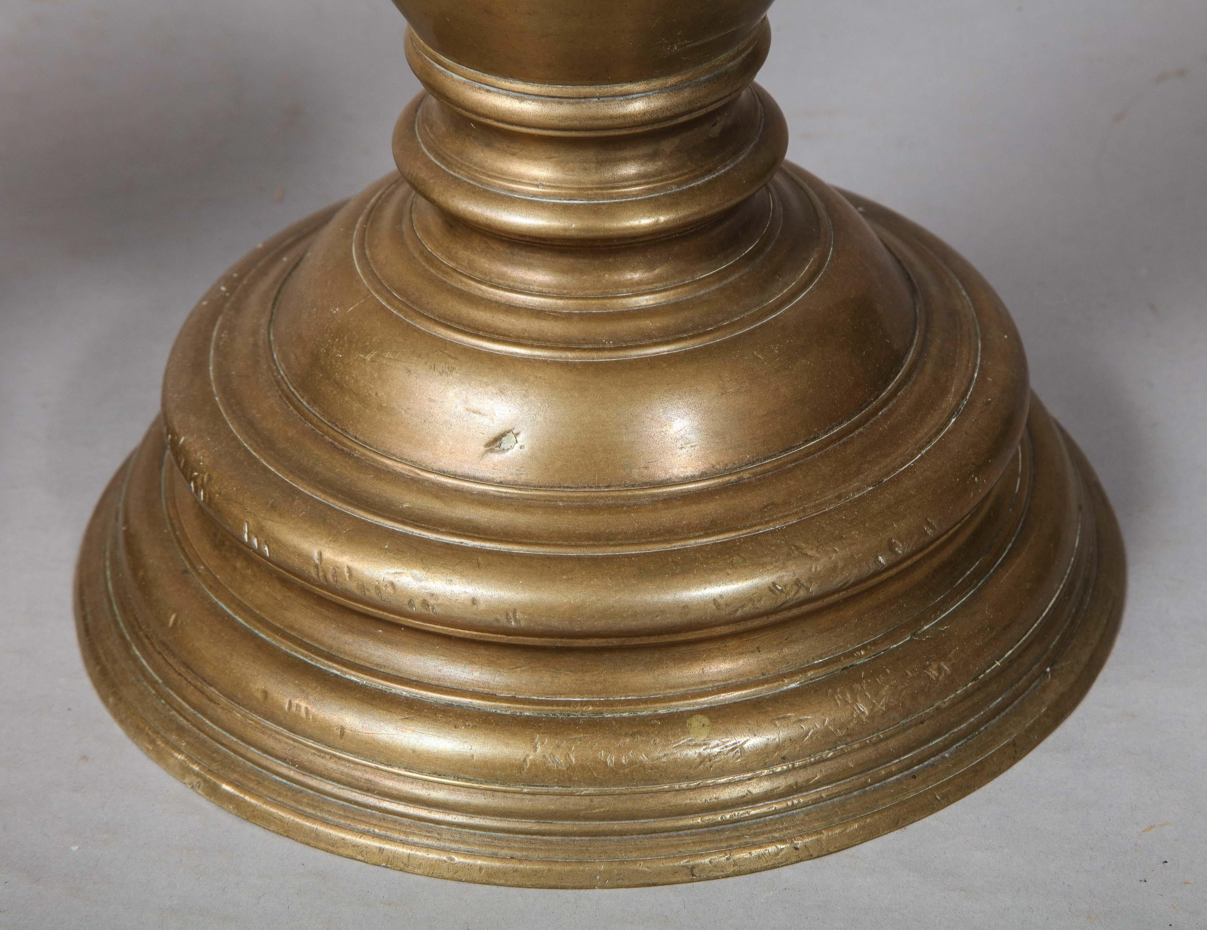 Paire de chandeliers italiens en bronze de la Renaissance en vente 10