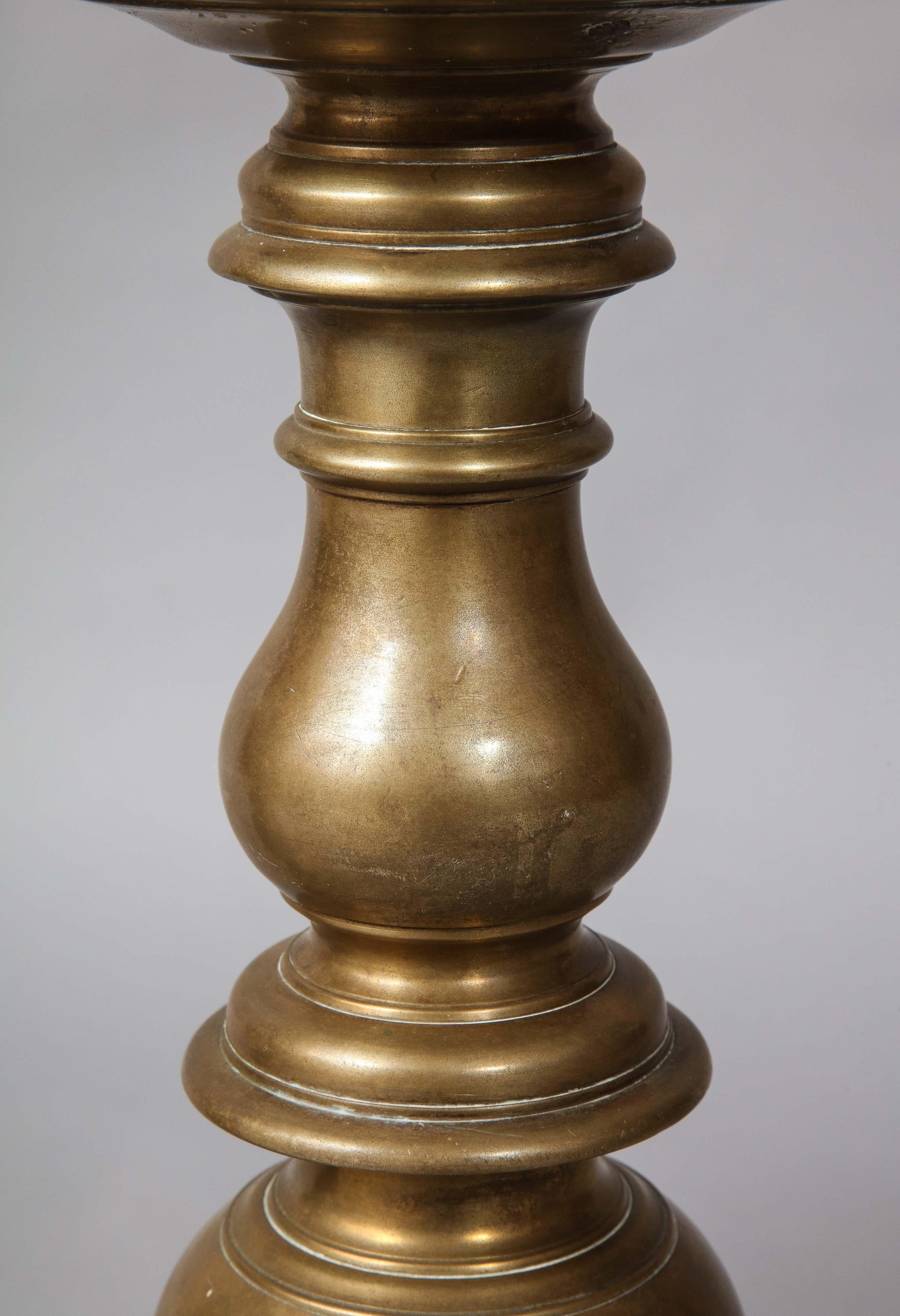 Paar italienische Renaissance-Kerzenständer aus Bronze im Angebot 11