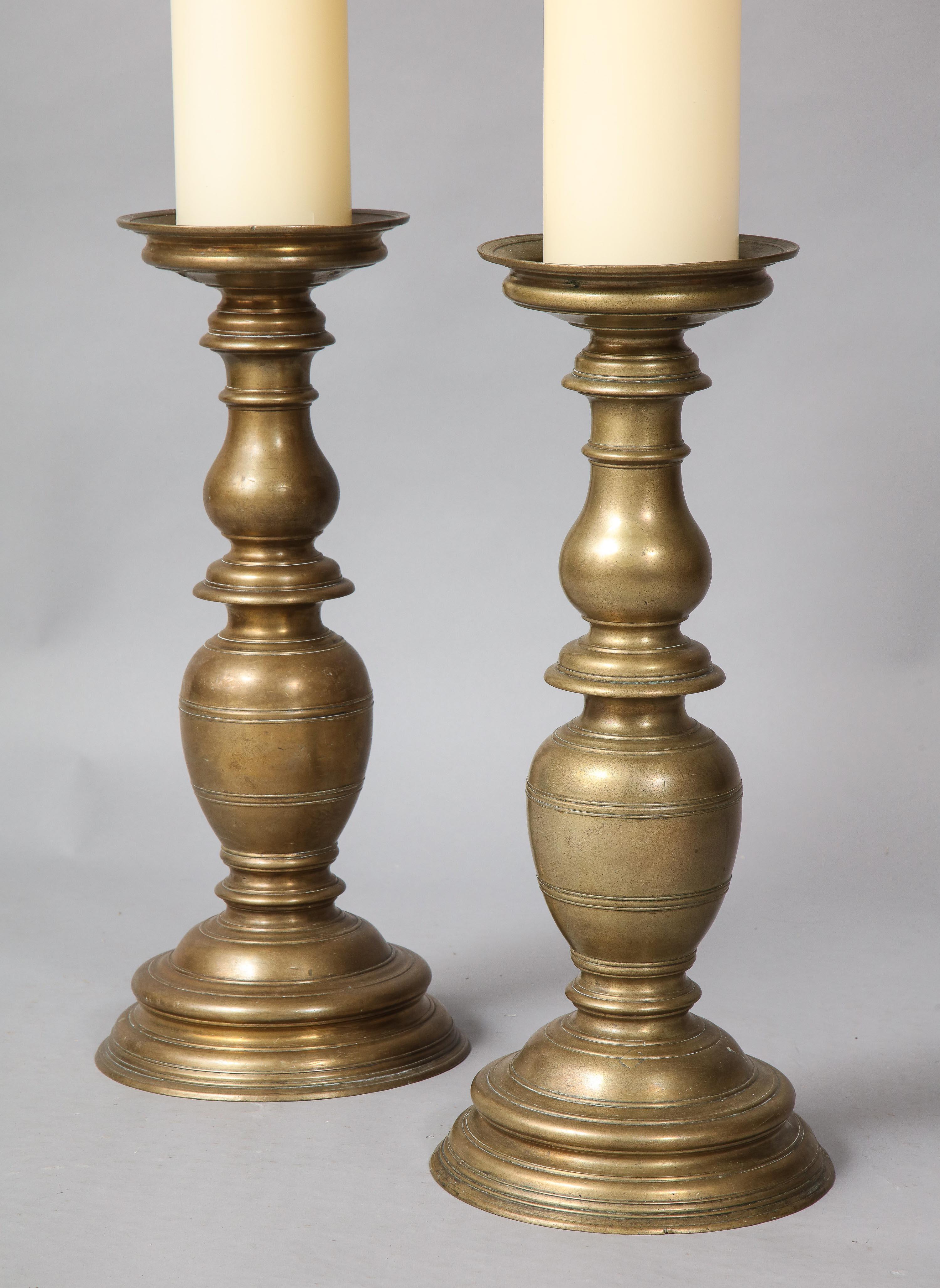 Paar italienische Renaissance-Kerzenständer aus Bronze (Europäisch) im Angebot