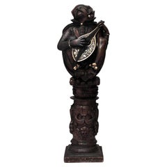 Paire de statues de musiciens de la Renaissance italienne en noyer sculpté