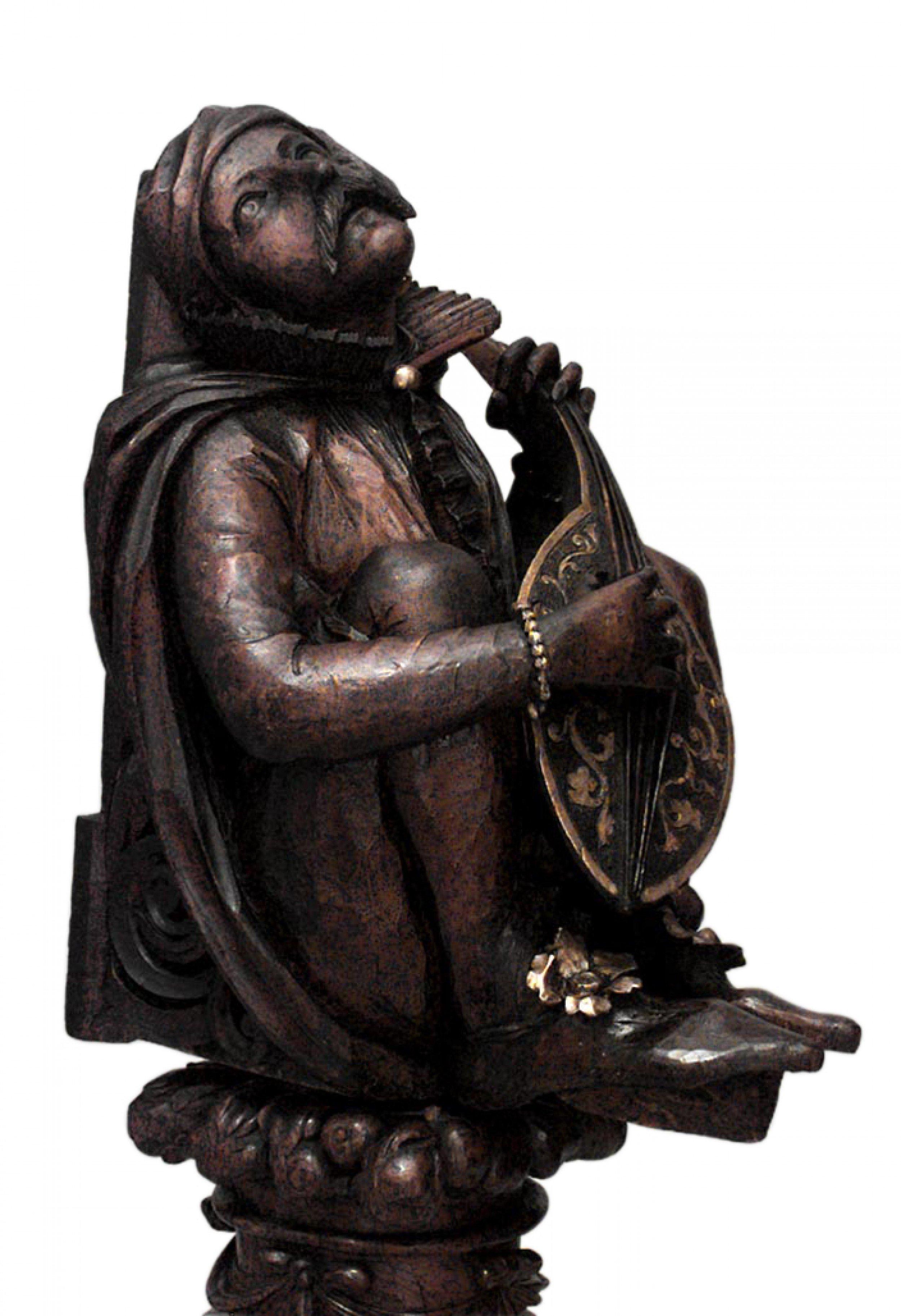 Pareja de estatuas de músicos italianos renacentistas talladas en nogal en venta 1