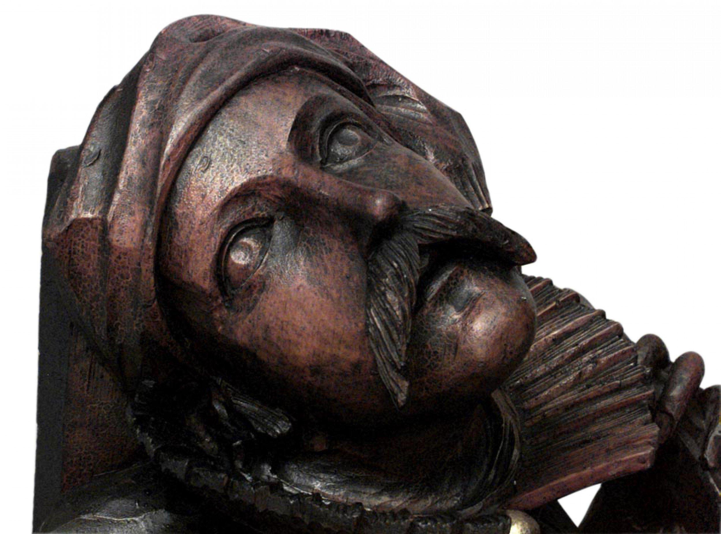Pareja de estatuas de músicos italianos renacentistas talladas en nogal en venta 3