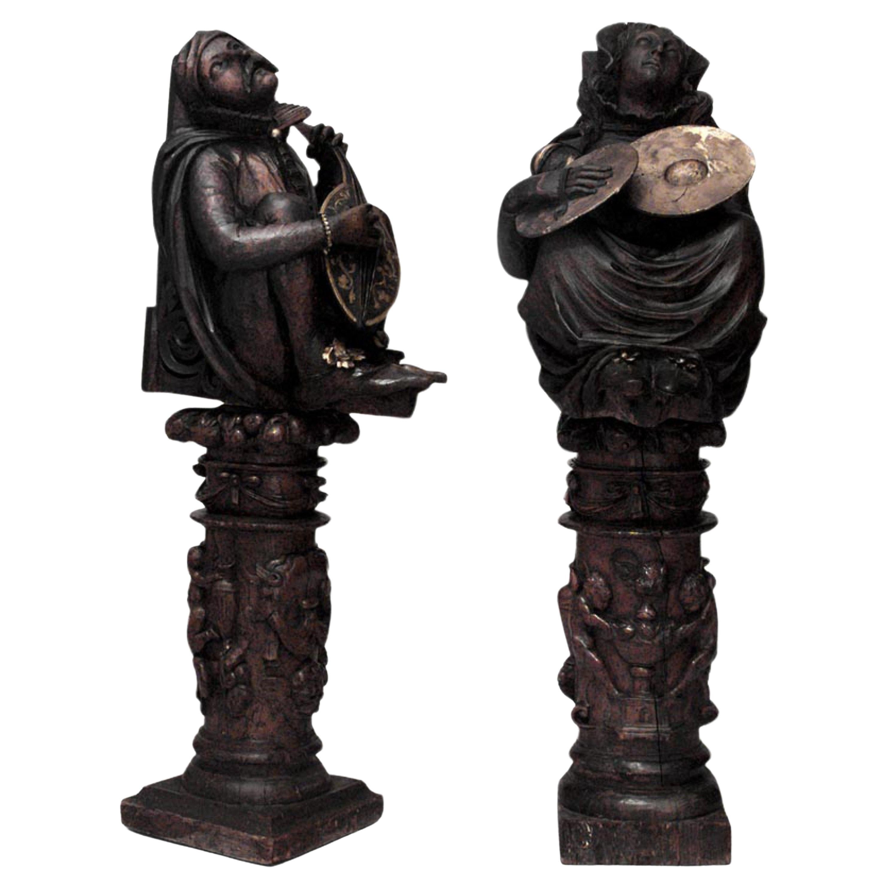 Paar italienische Renaissance-Musikerstatuen aus geschnitztem Nussbaumholz