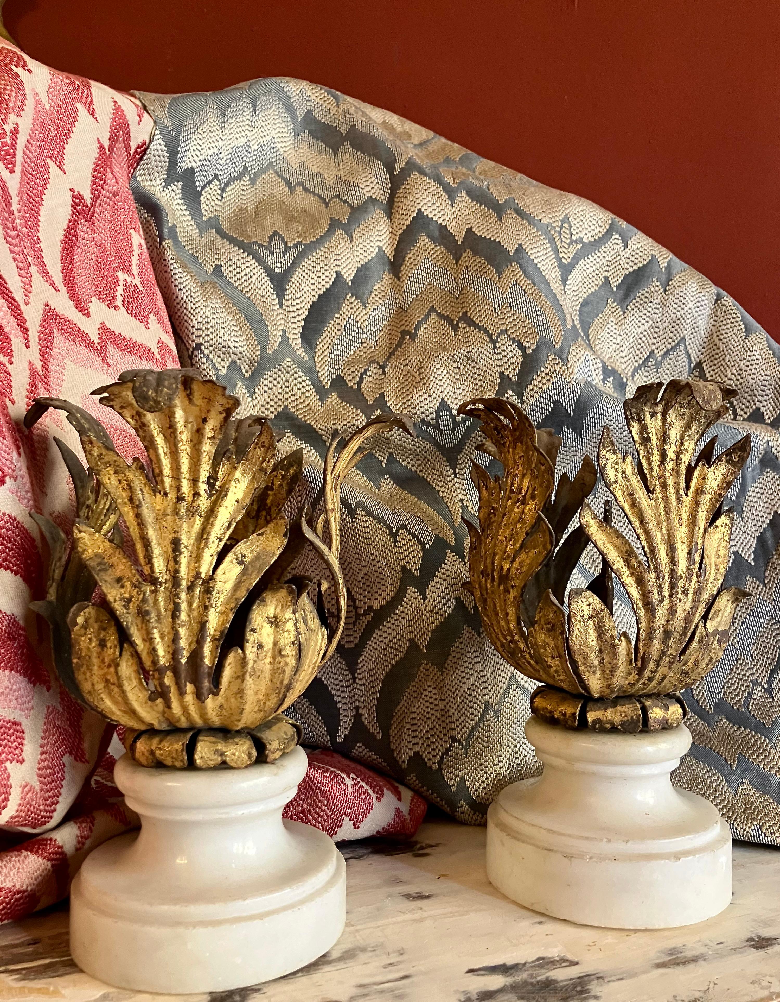 Paire de chandeliers en fer doré de la Renaissance italienne sur socle en marbre de Carrare en vente 4