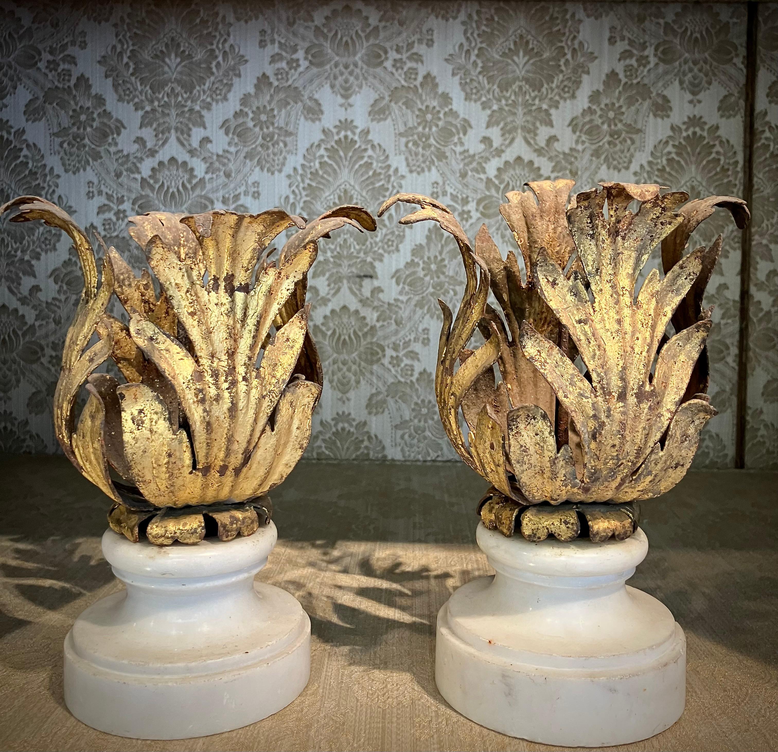 Ces exquis chandeliers italiens, fabriqués à Florence pendant la Renaissance, témoignent du raffinement artistique et des motifs naturalistes en vogue dans les années 1500. Chaque pièce est magistralement travaillée en fer, façonnée de manière
