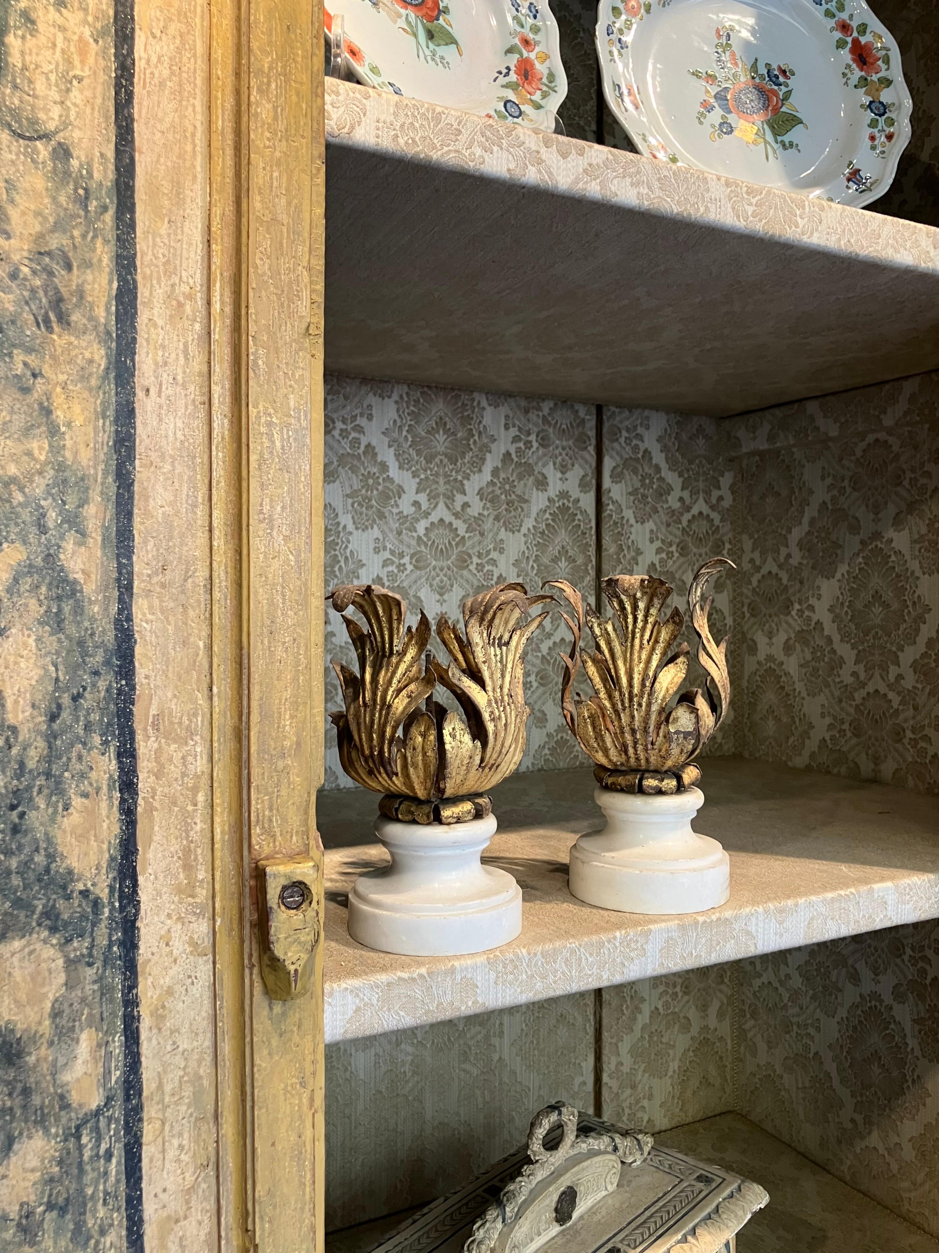 Fait main Paire de chandeliers en fer doré de la Renaissance italienne sur socle en marbre de Carrare en vente