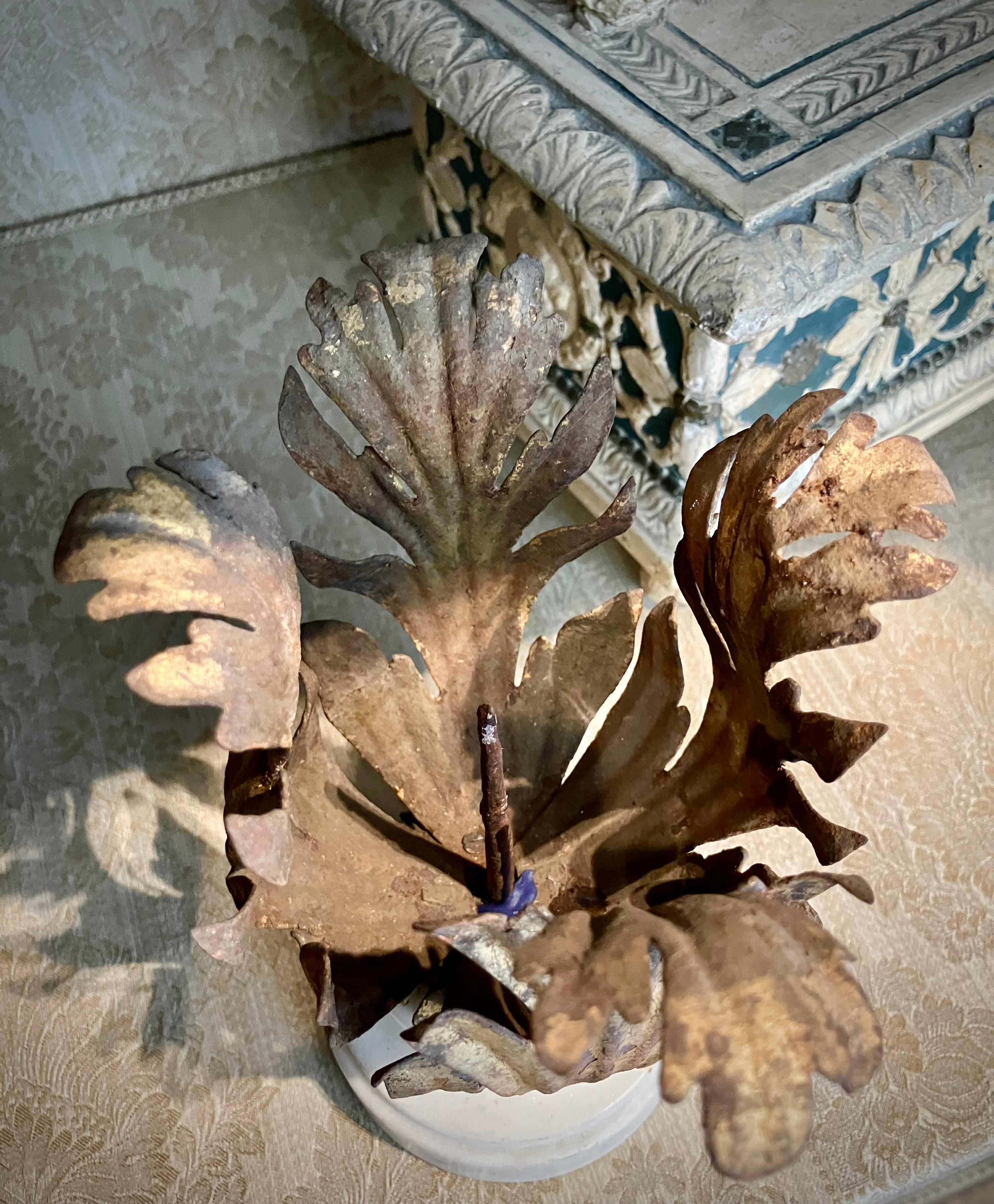 XVIIIe siècle et antérieur Paire de chandeliers en fer doré de la Renaissance italienne sur socle en marbre de Carrare en vente