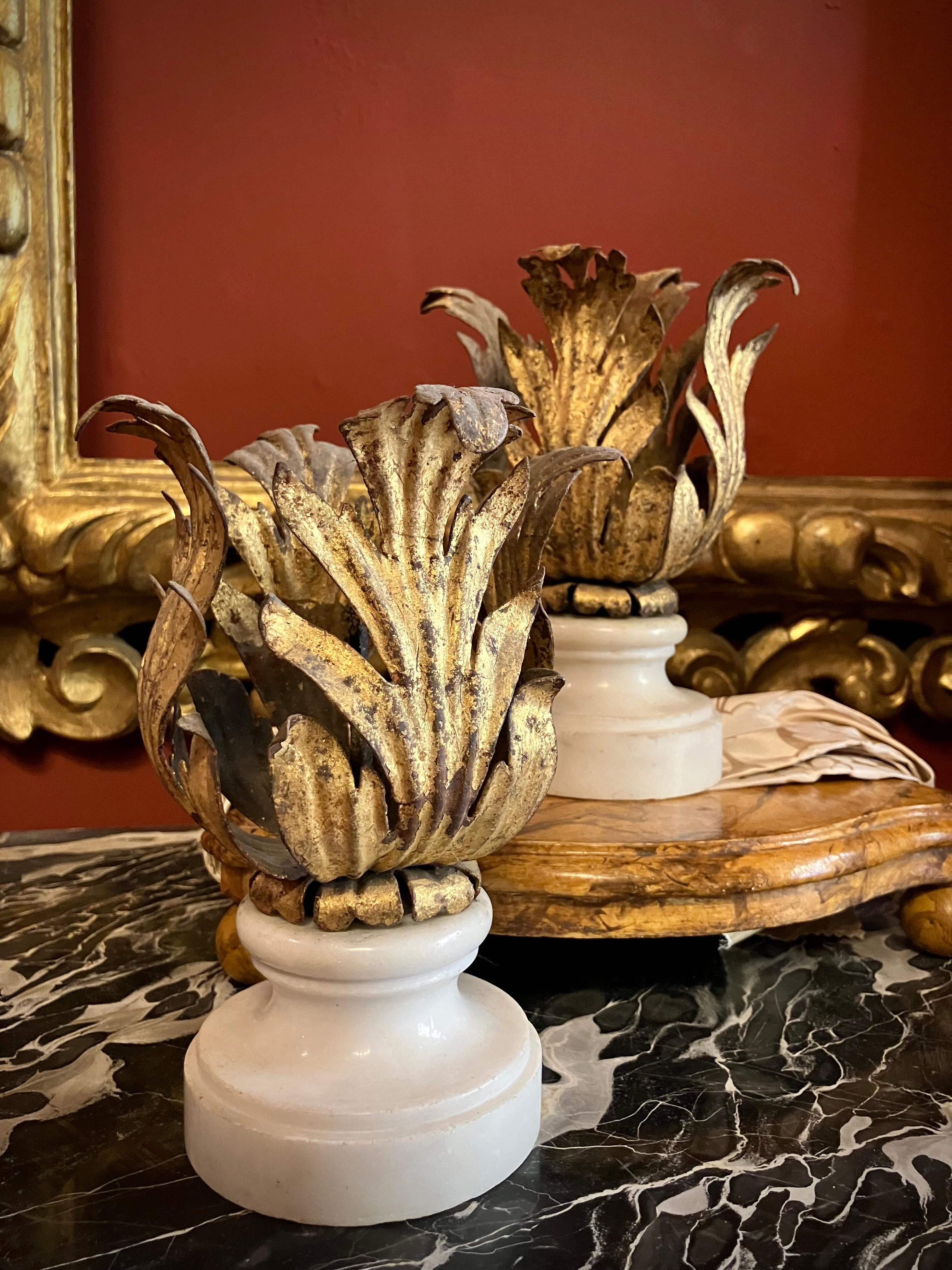 Fer Paire de chandeliers en fer doré de la Renaissance italienne sur socle en marbre de Carrare en vente
