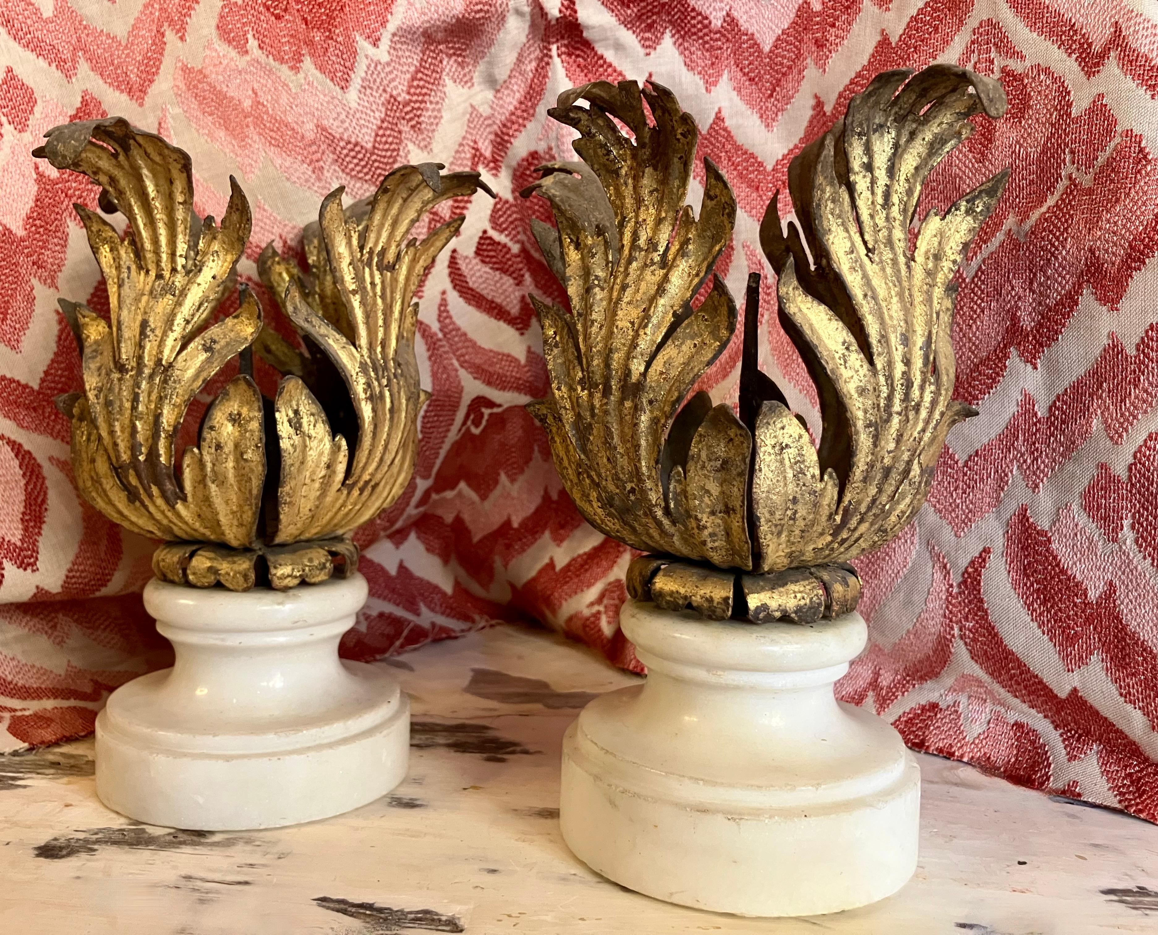Paire de chandeliers en fer doré de la Renaissance italienne sur socle en marbre de Carrare en vente 1