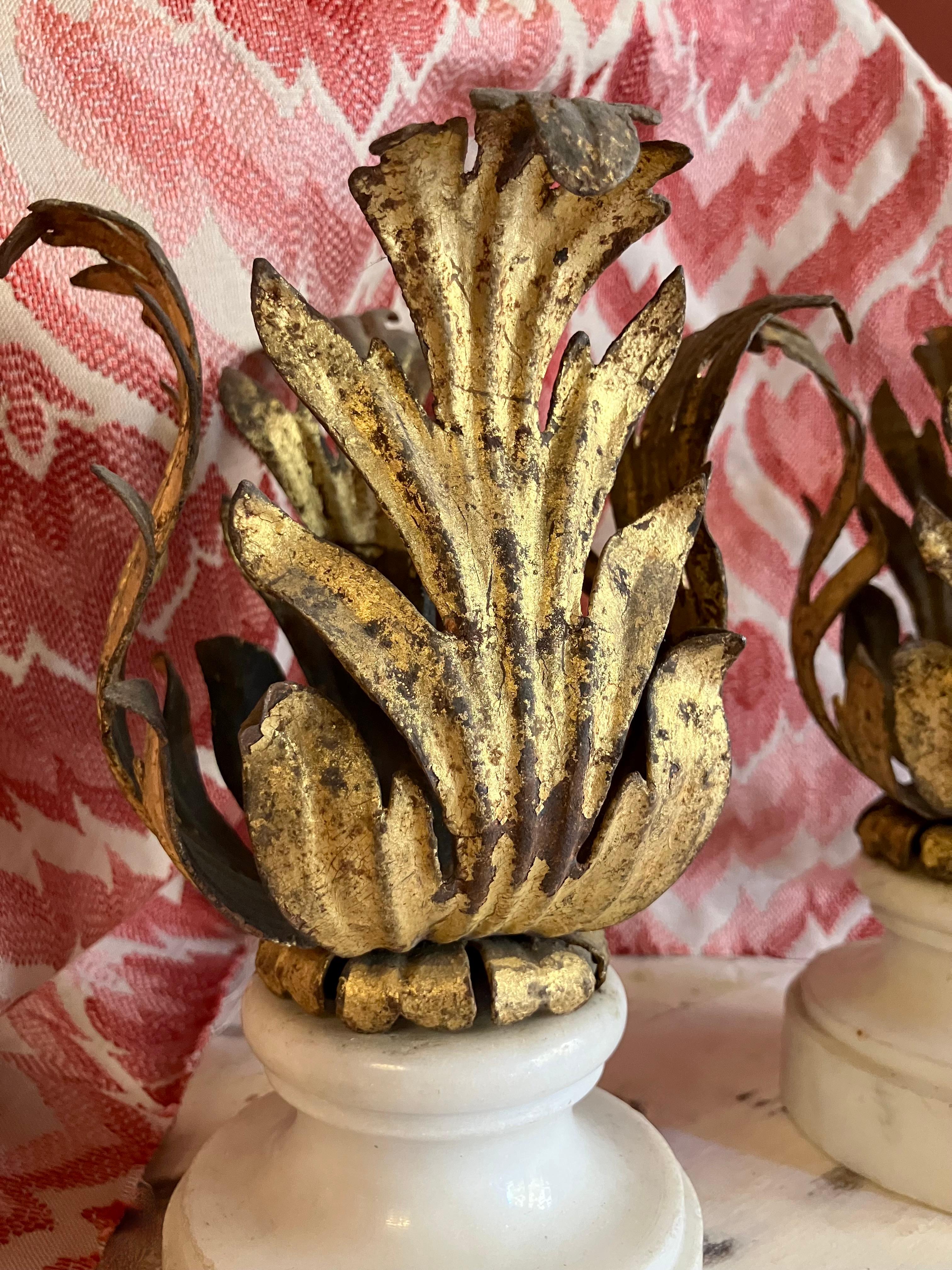 Paire de chandeliers en fer doré de la Renaissance italienne sur socle en marbre de Carrare en vente 2