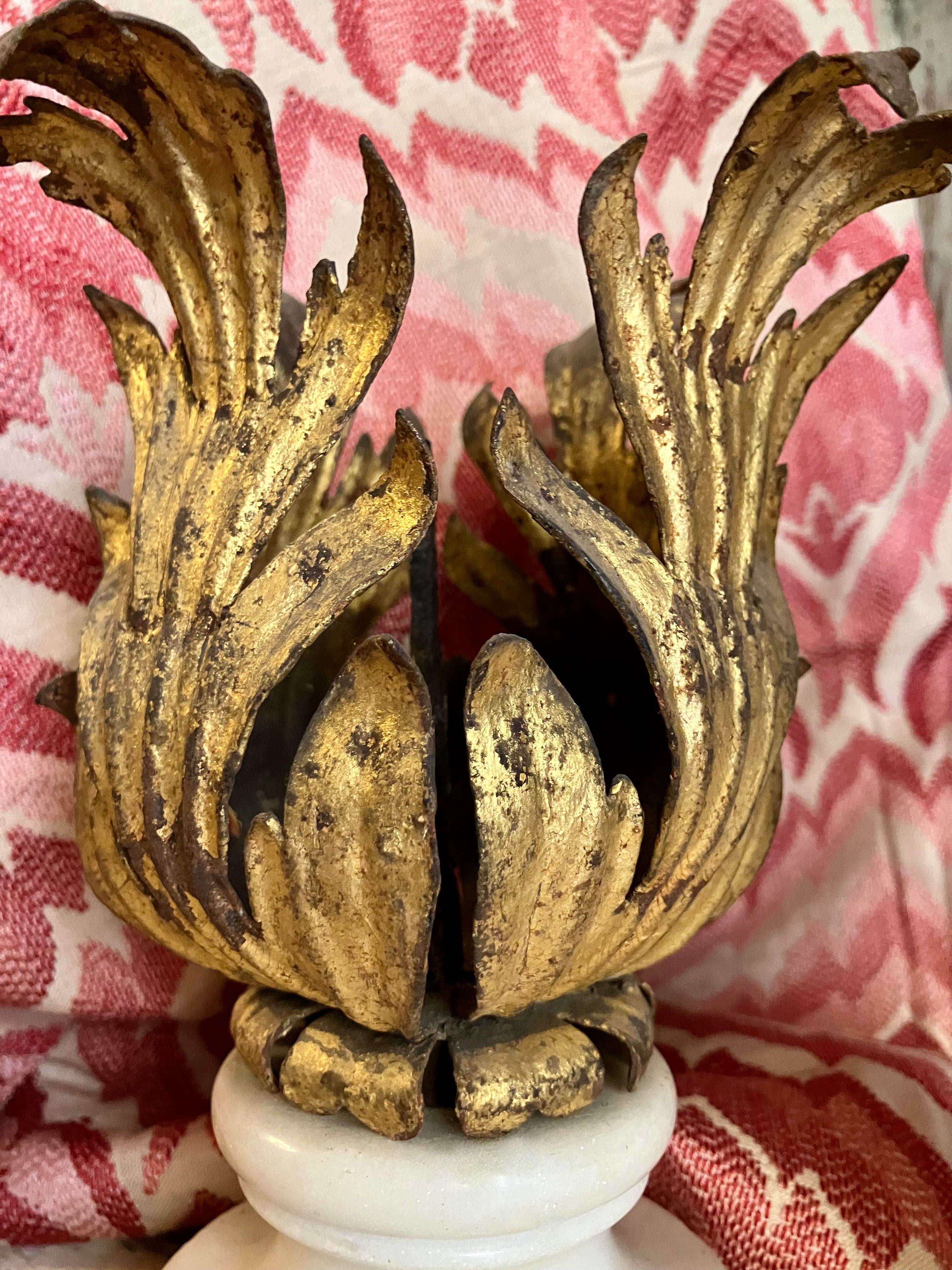 Paire de chandeliers en fer doré de la Renaissance italienne sur socle en marbre de Carrare en vente 3