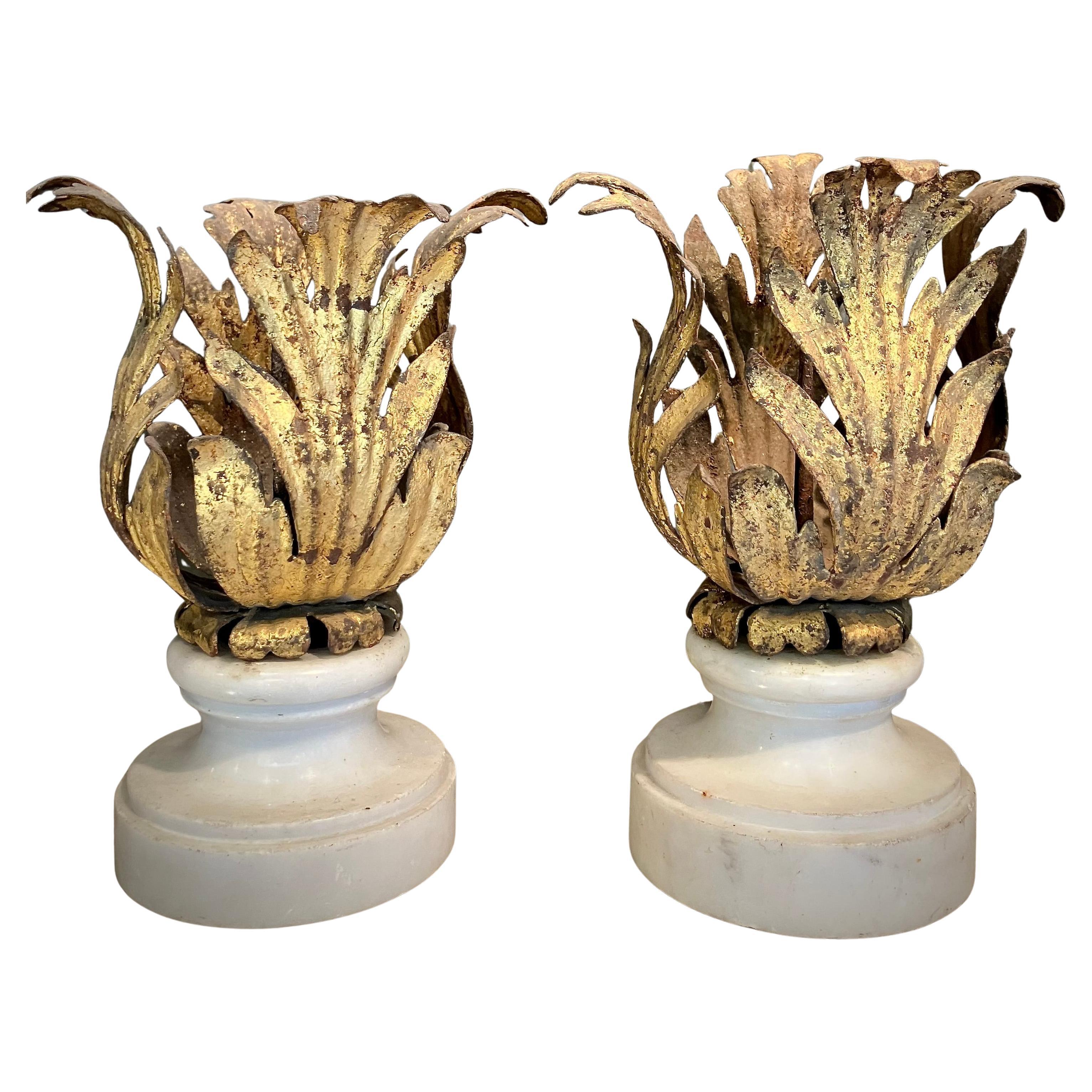 Paire de chandeliers en fer doré de la Renaissance italienne sur socle en marbre de Carrare en vente