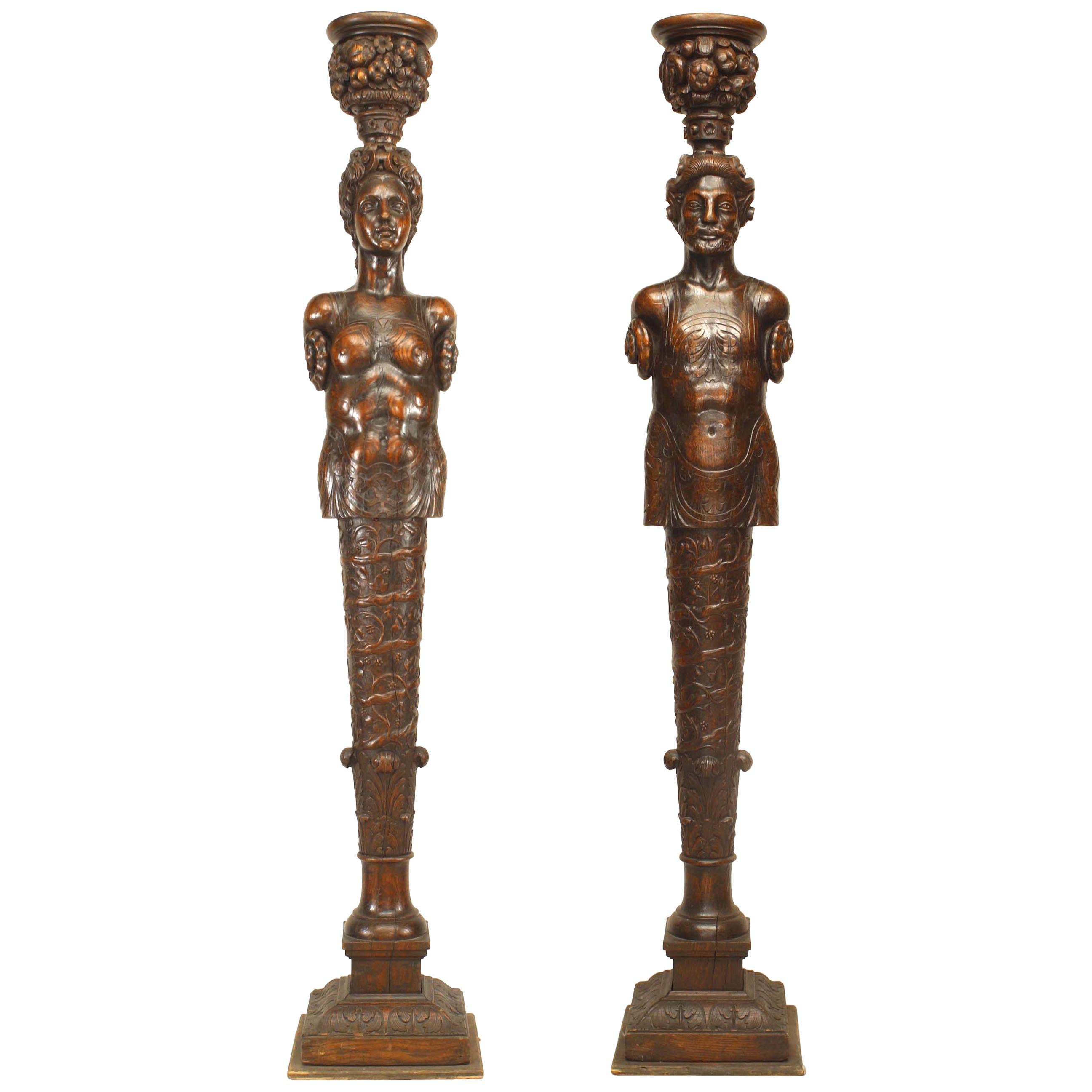 Coppia di figure rinascimentali italiane su piedistallo in Oak