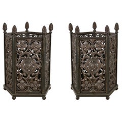 Paire de porte-parapluies pentagonals en métal filigrane de style néo-Renaissance italienne
