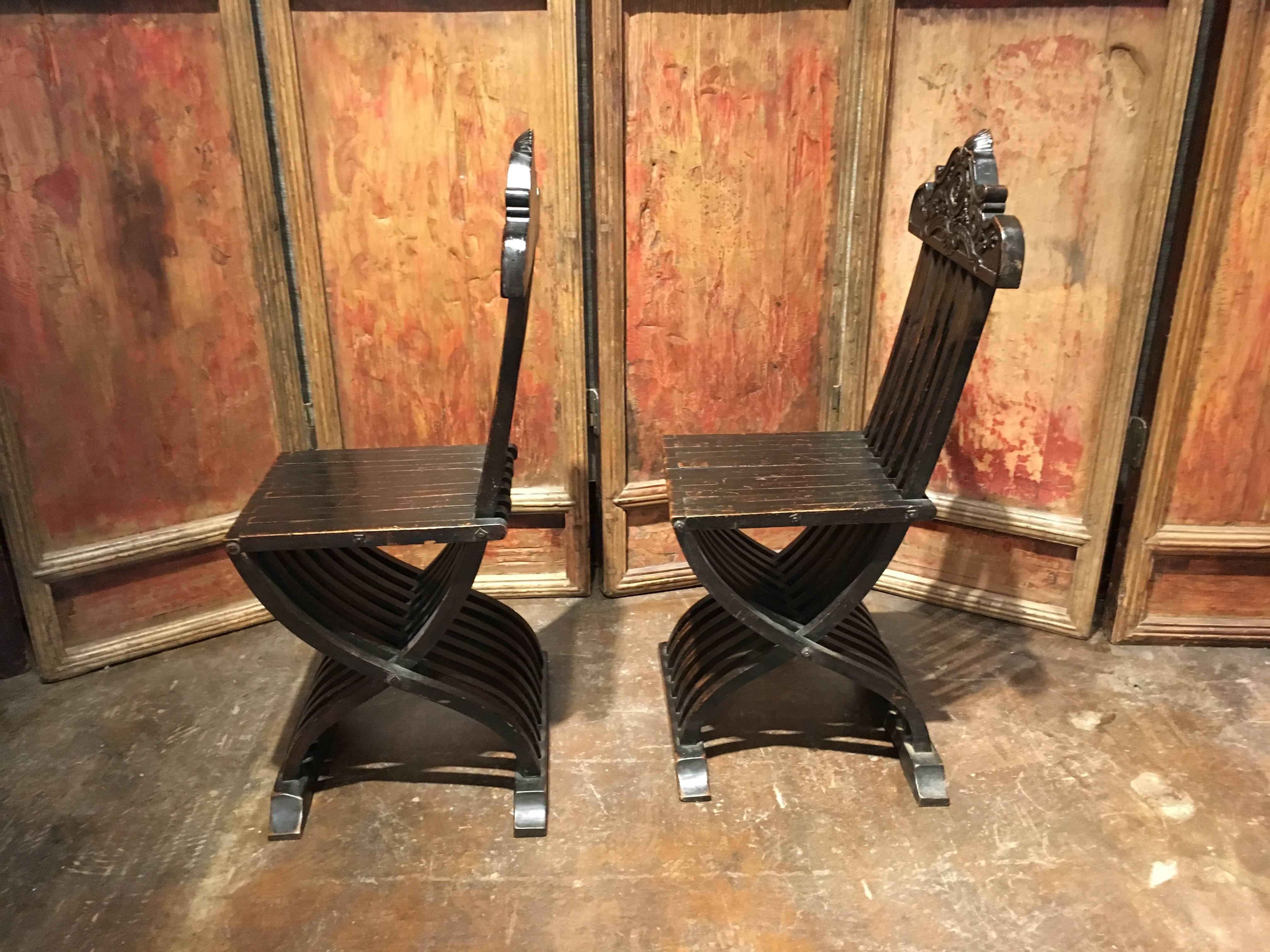 Sculpté à la main Paire de chaises d'appoint italiennes de style néo-renaissance, XIXe siècle en vente