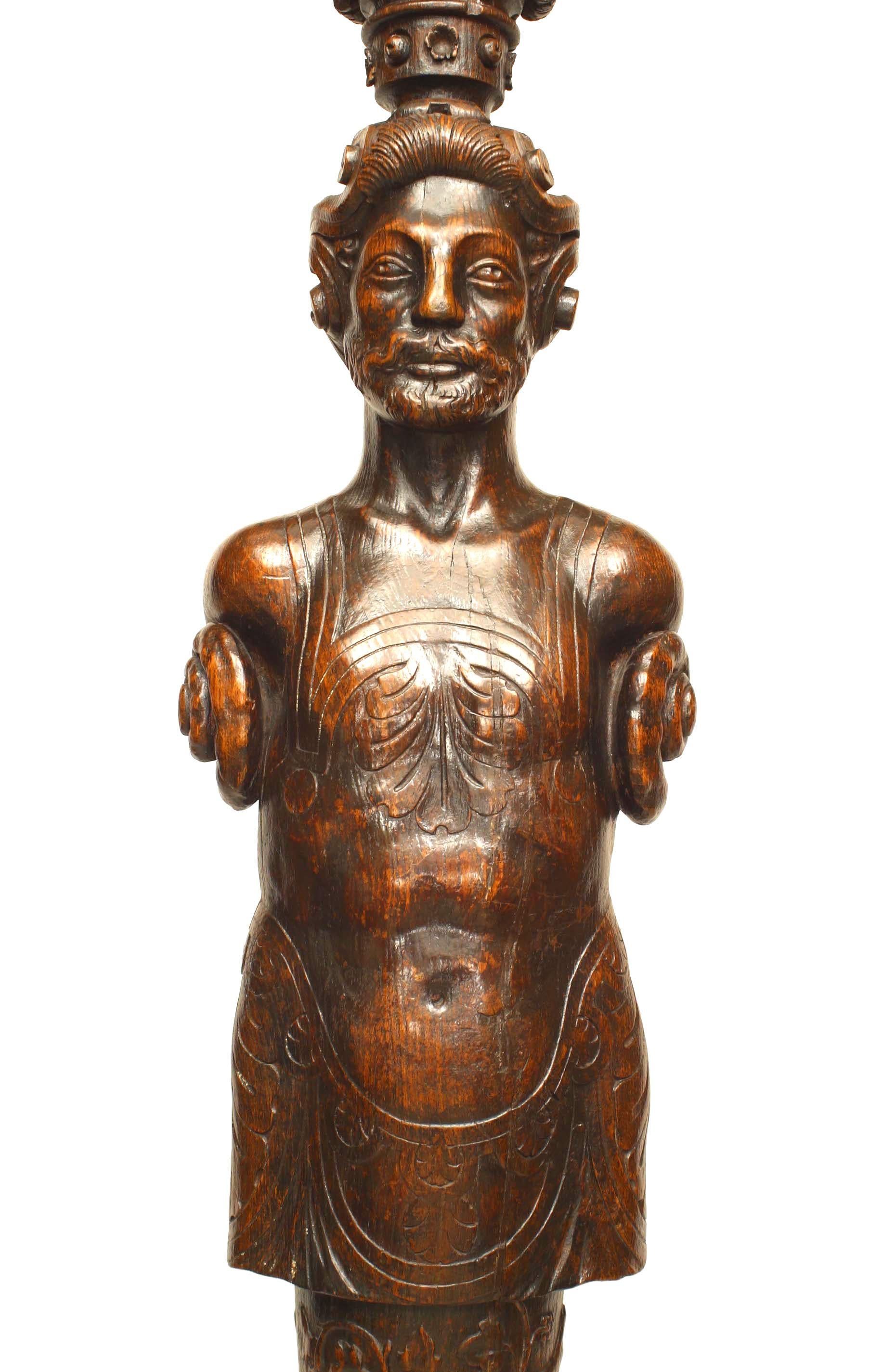 Paire de figurines à piédestal en chêne de la Renaissance italienne Bon état - En vente à New York, NY