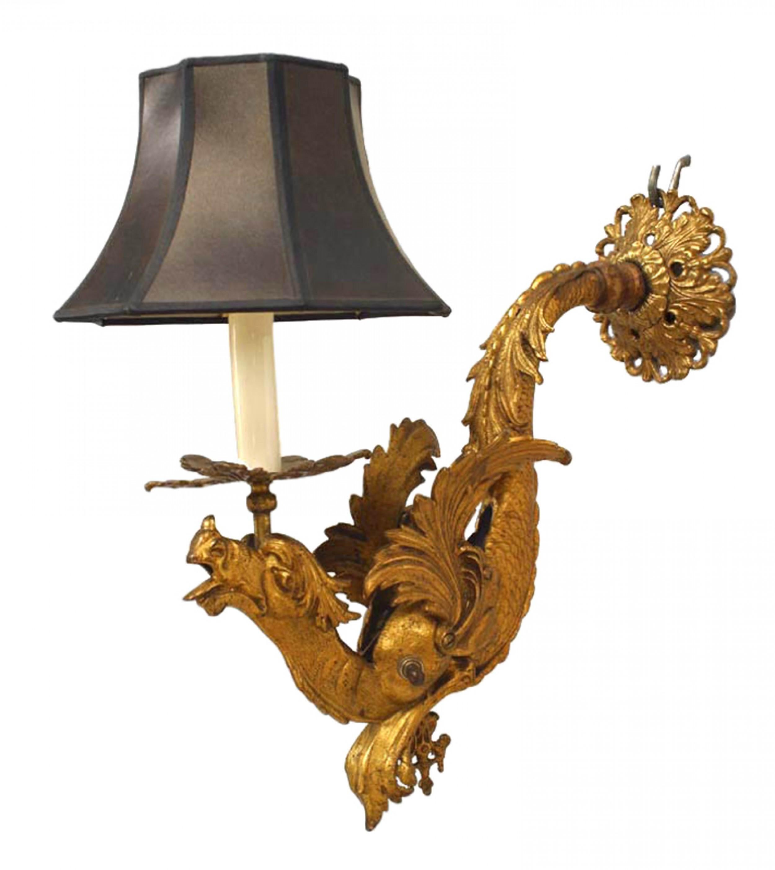 COPPIA di appliques in stile rinascimentale italiano (XIX/XX secolo) in metallo dorato a forma di grifone alato con paralume nuovo a 8 lati (originariamente per il gas) (PREZZO A COPPIA)