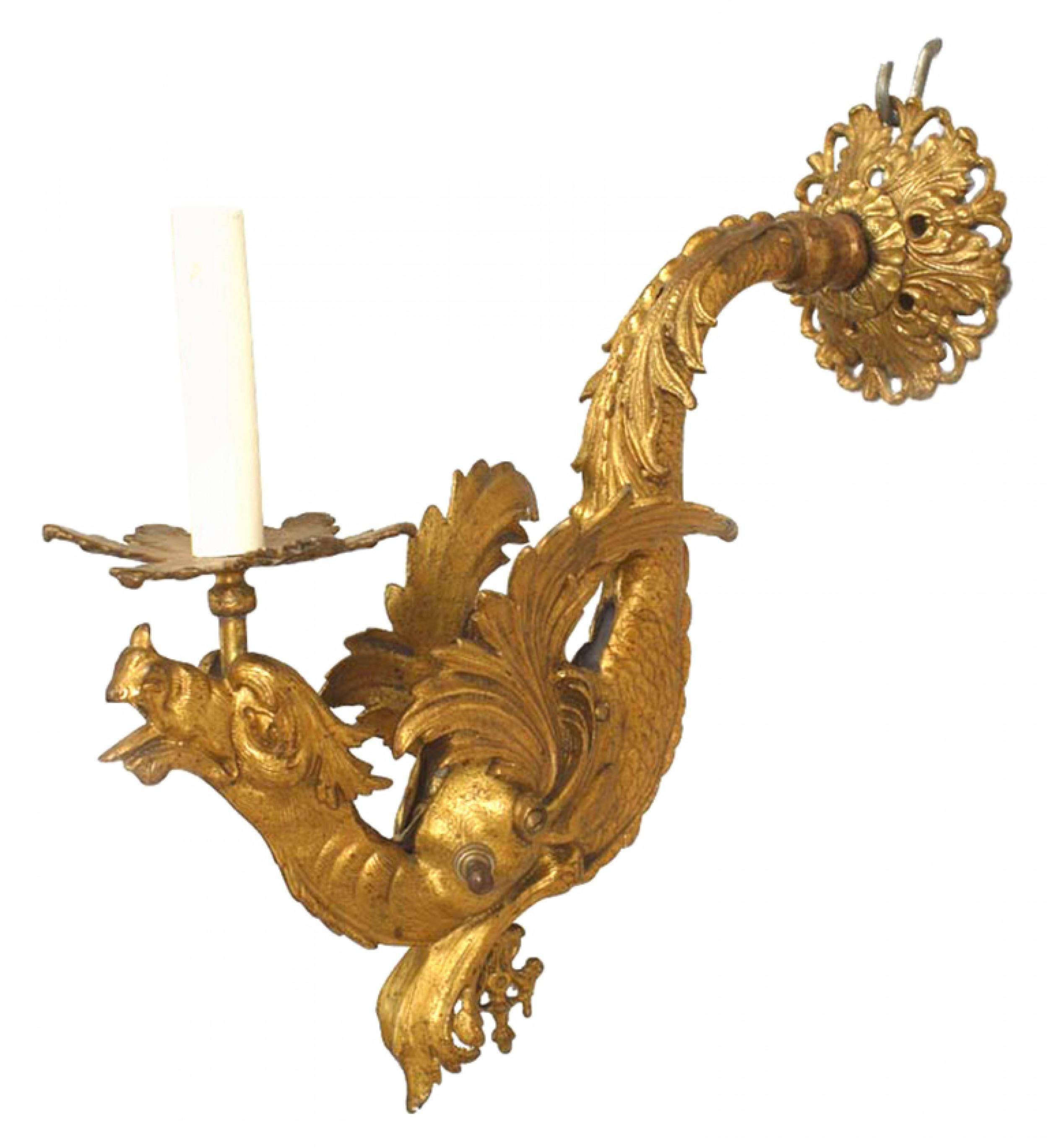 Neorinascimentale Coppia di lampade da parete in metallo dorato in stile rinascimentale italiano in vendita