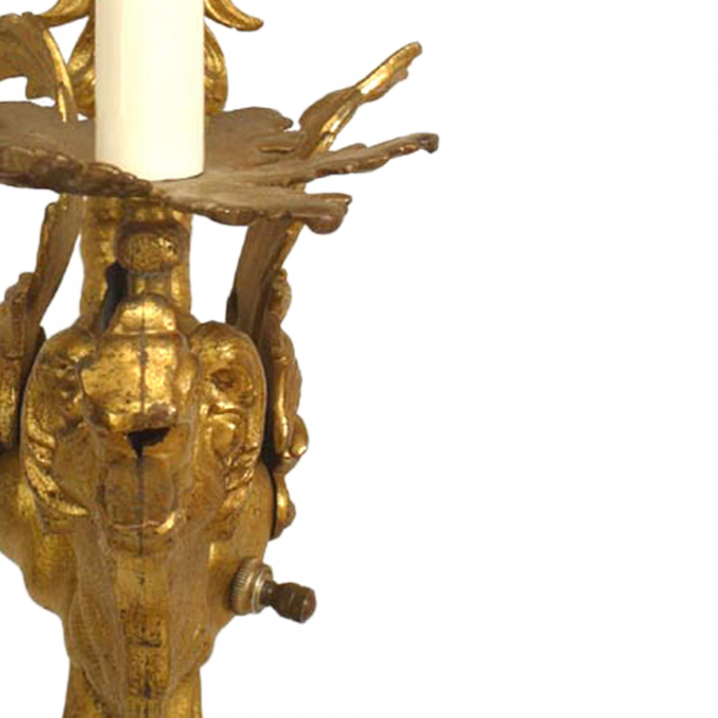 Dorato Coppia di lampade da parete in metallo dorato in stile rinascimentale italiano in vendita