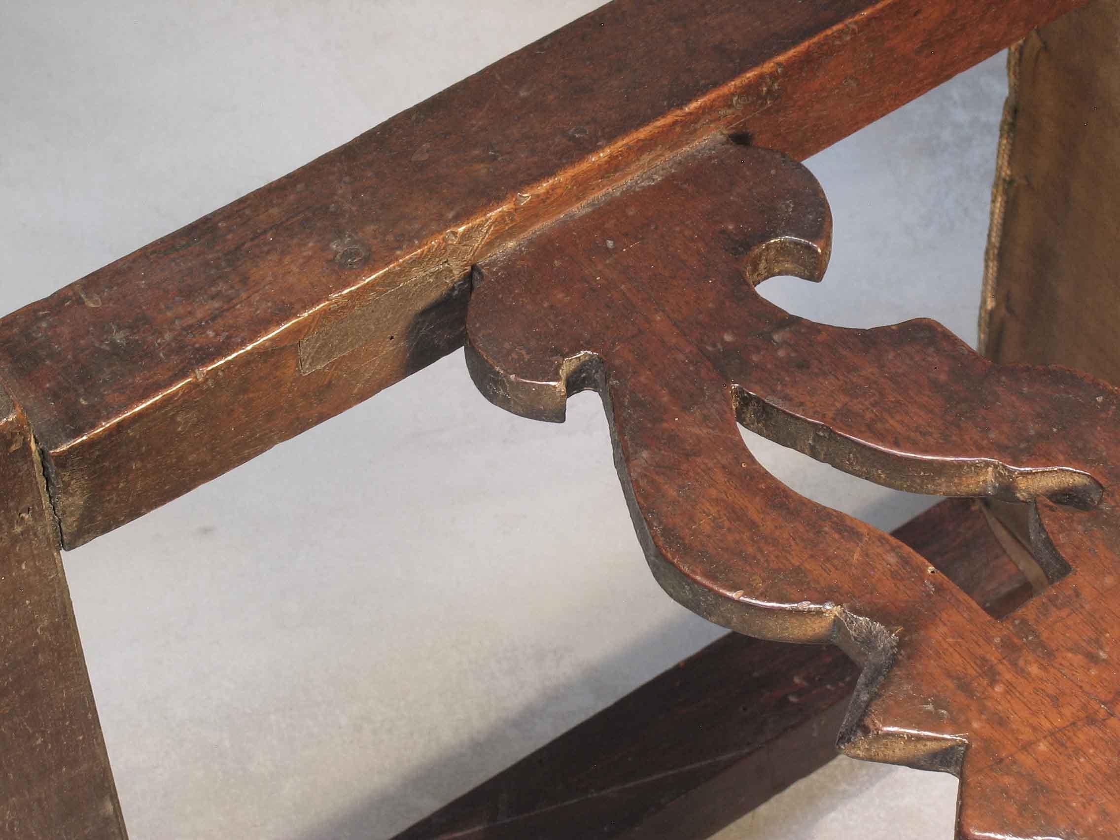 Paire de chaises d'appoint en noyer de style Renaissance italienne 19e siècle en vente 7