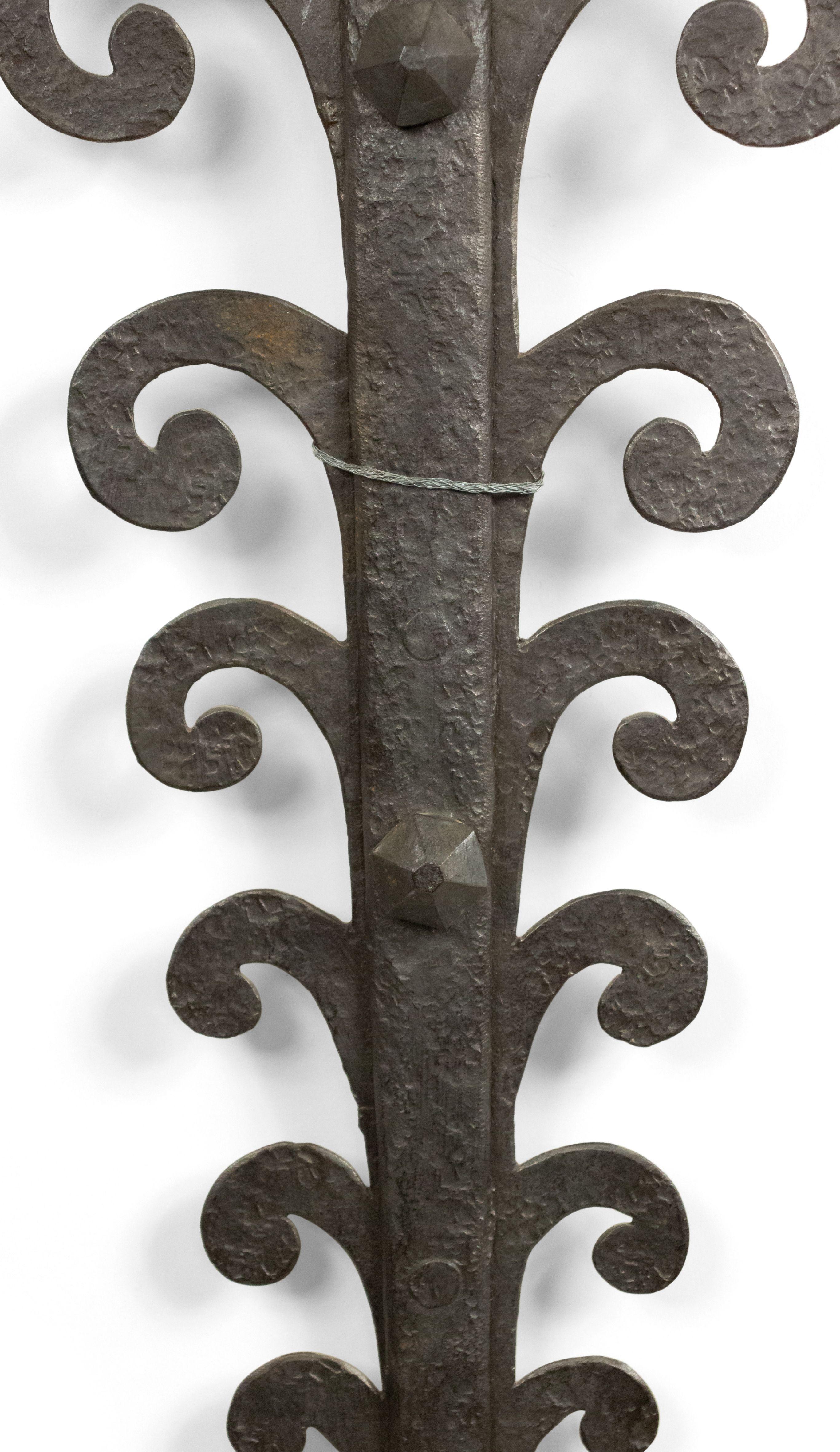 Pareja de apliques de hierro forjado de estilo renacentista italiano siglo XX en venta