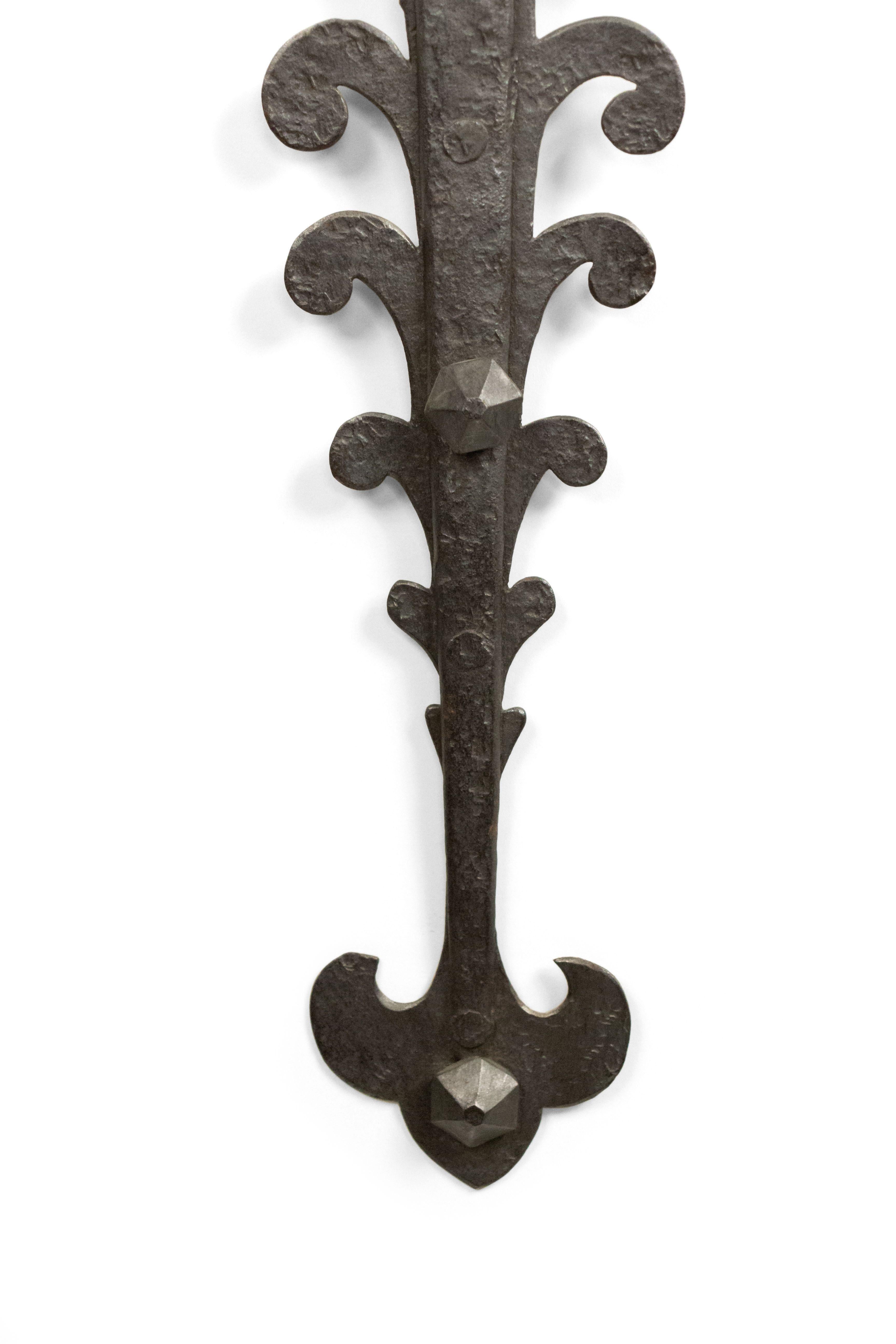 Pareja de apliques de hierro forjado de estilo renacentista italiano Hierro en venta