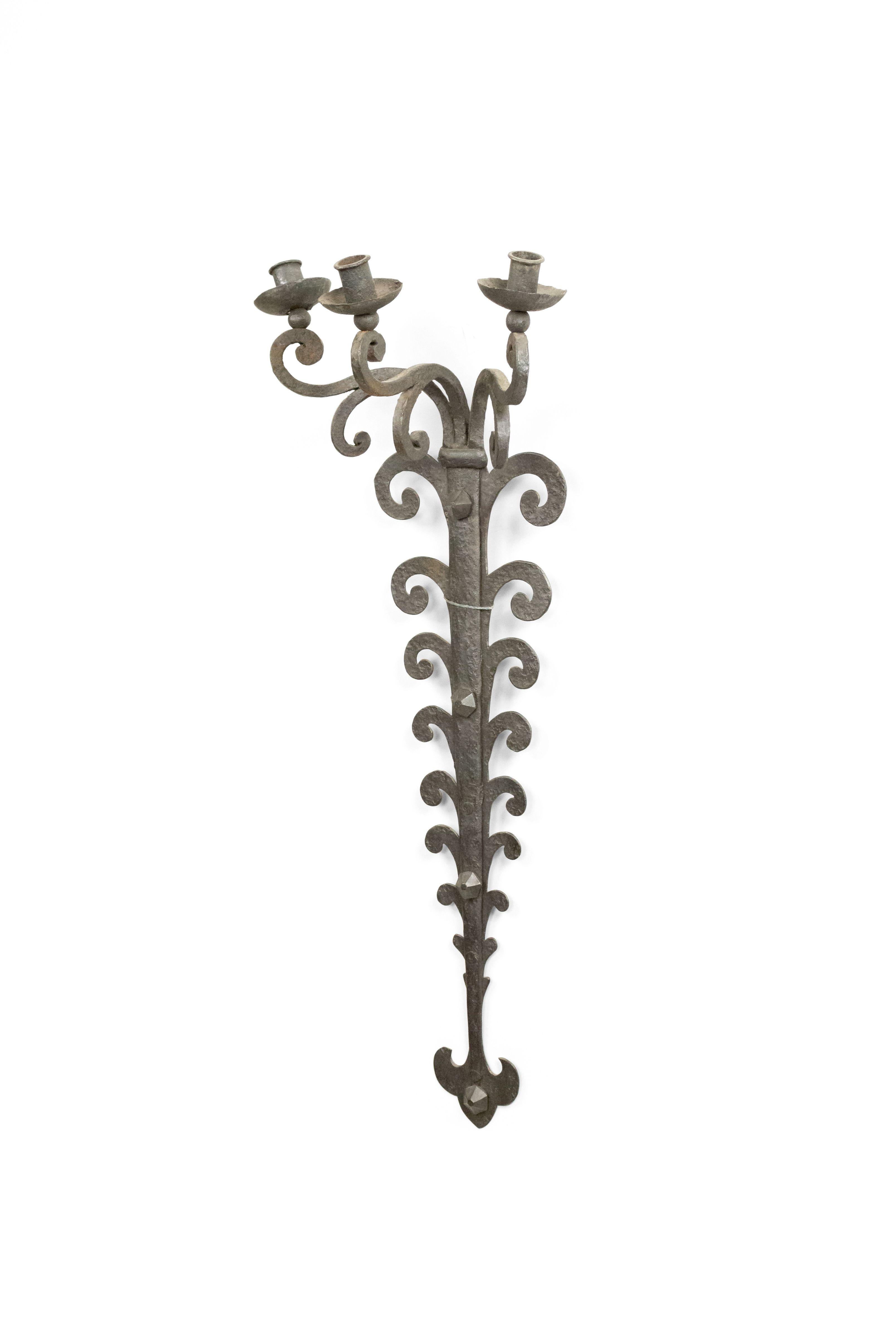 Pareja de apliques de hierro forjado de estilo renacentista italiano en venta 1