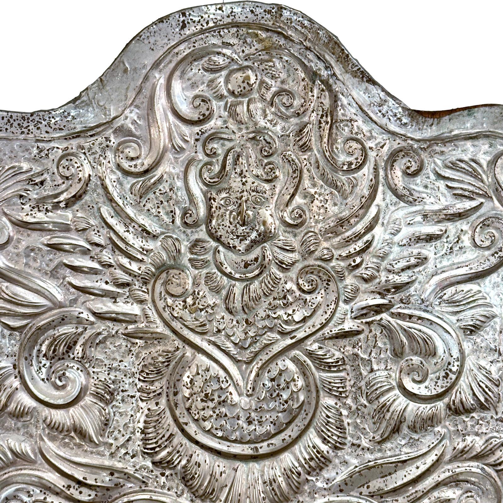 Italiano Coppia di lampade italiane in argento placcato Repoussé in vendita