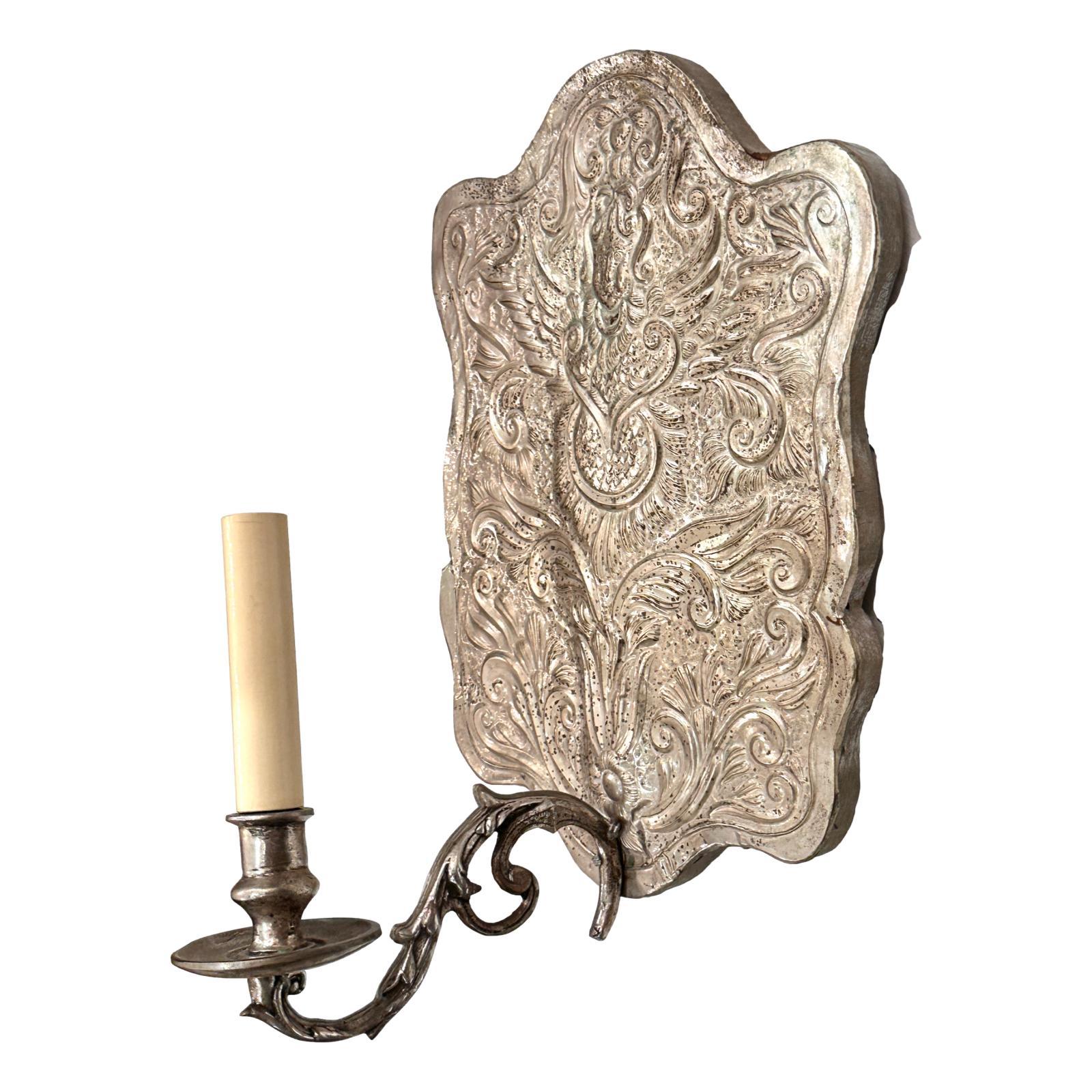 Metà XX secolo Coppia di lampade italiane in argento placcato Repoussé in vendita