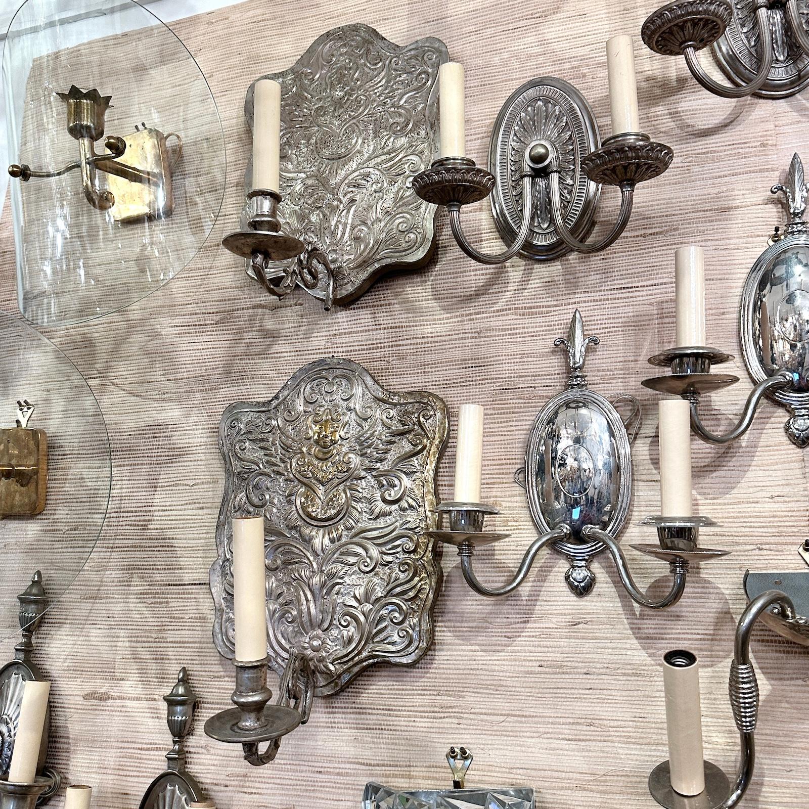Placcato argento Coppia di lampade italiane in argento placcato Repoussé in vendita
