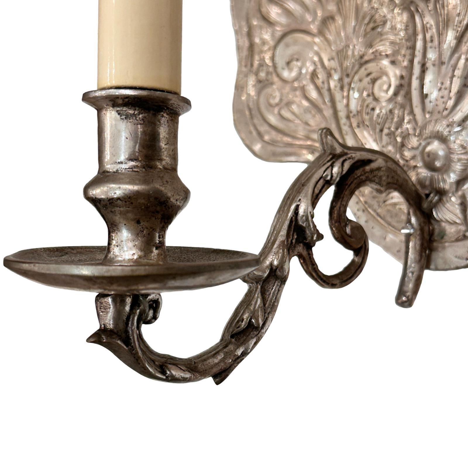 Coppia di lampade italiane in argento placcato Repoussé in vendita 1