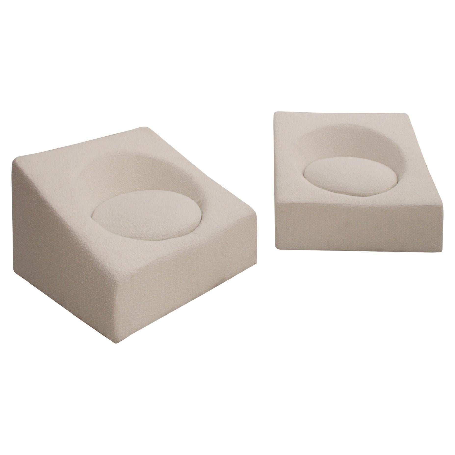 Paire de fauteuils rétro-futuristes italiens en laine blanche et en forme de cube en vente