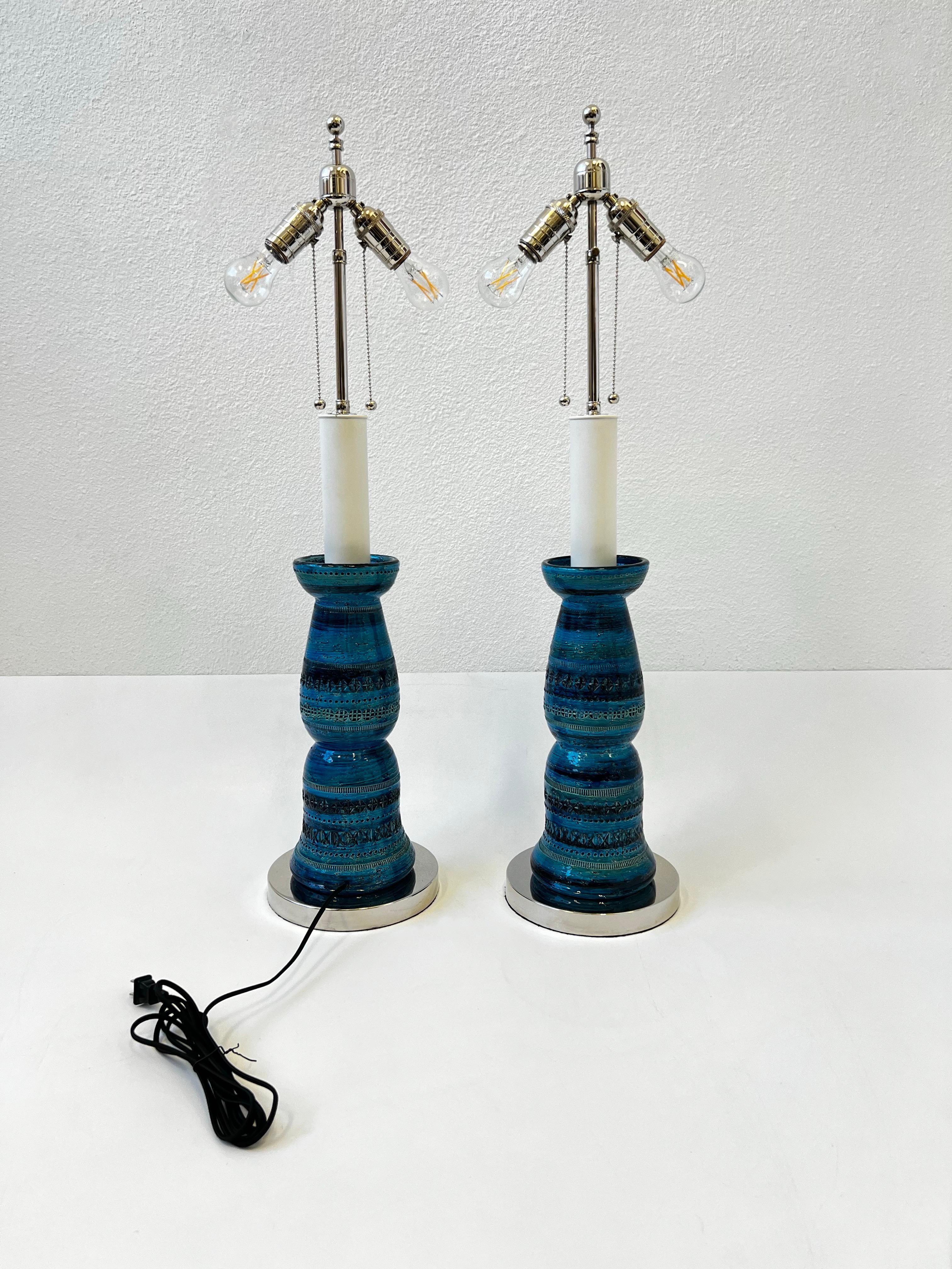 Mid-Century Modern Paire de lampes de bureau italiennes Bitossi bleues Rimini par Aldo Londi en vente