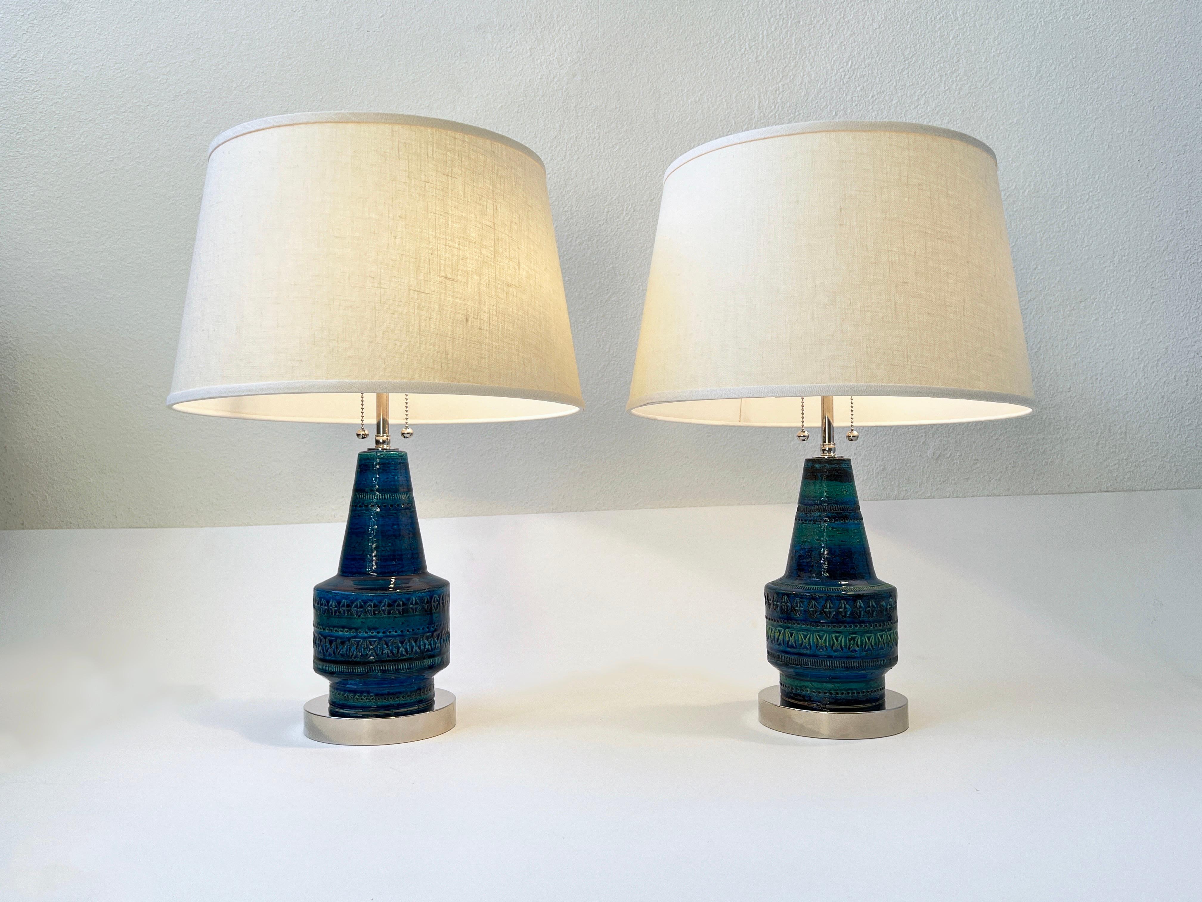 Zwei italienische Keramiklampen 'Rimini Blue', entworfen in den 1960er Jahren von Aldo Londi für Bitossi.
Neu verkabelt, mit neuen Chrombeschlägen und neuen Vanille-Leinenschirmen.
Jede Lampe nimmt zwei kleine 75W max Edison Glühbirnen auf.
Maße: