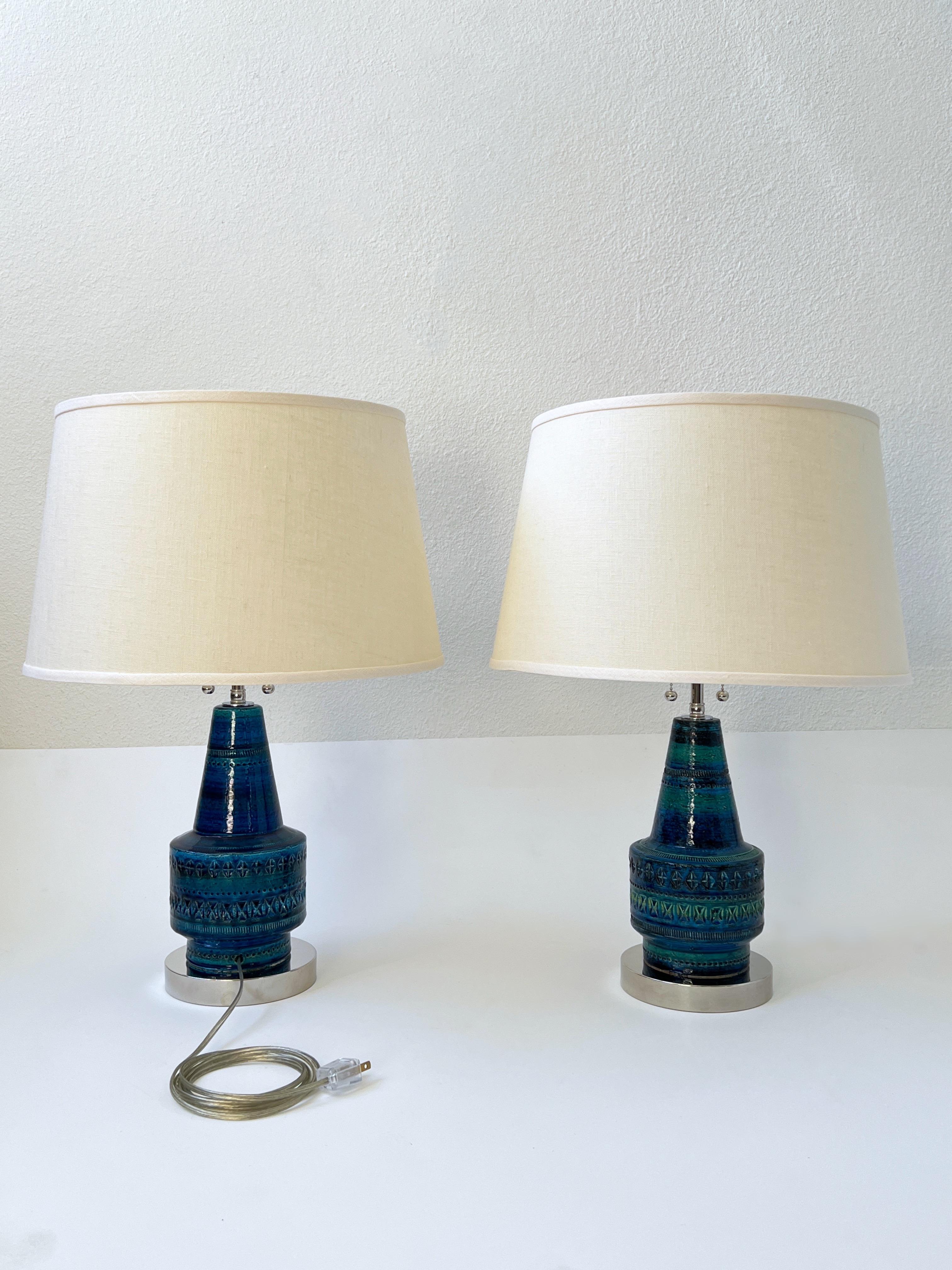 Chrome Paire de lampes de bureau italiennes Rimini en céramique bleue et chrome par Bitossi en vente
