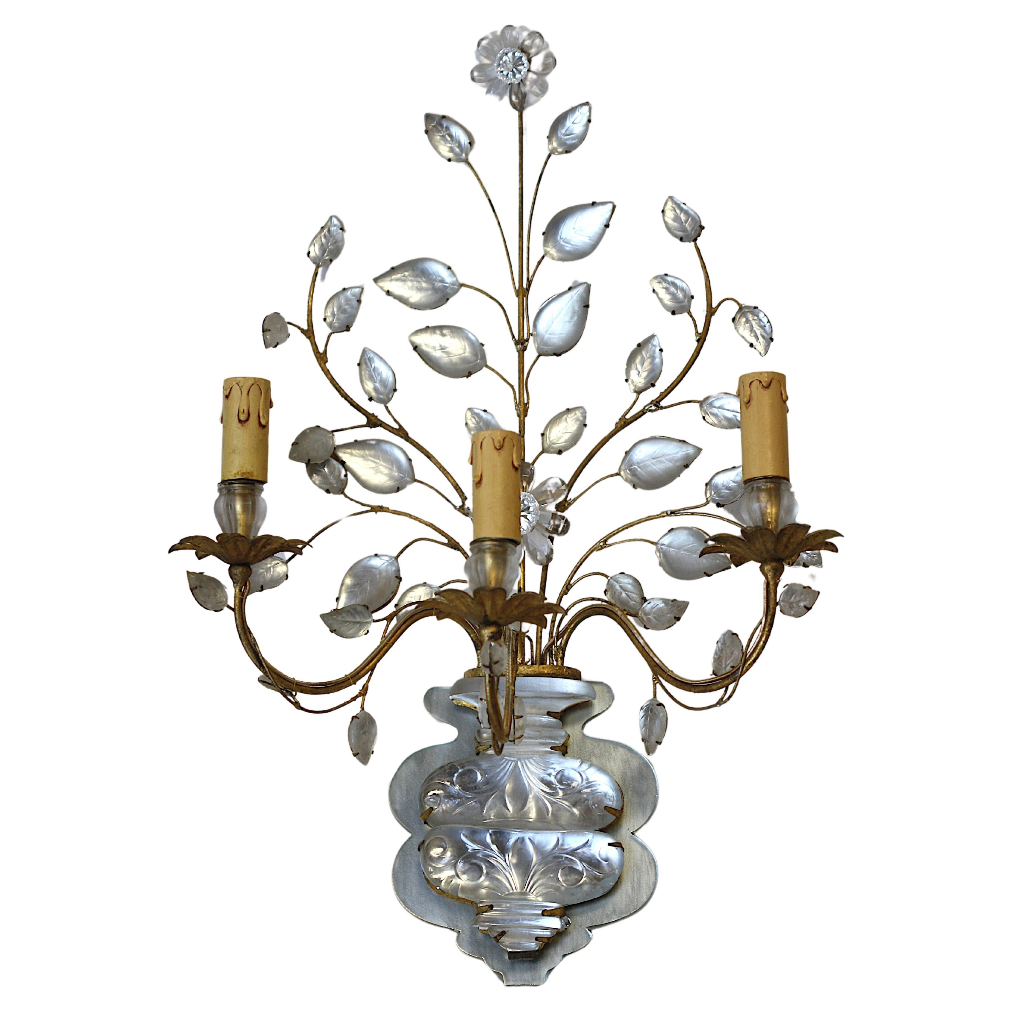 
Paire d'appliques italiennes à trois lumières en cristal de roche et métal doré 
La plaque arrière en forme de miroir et de vase soutient trois bras à volutes avec des gouttières en forme de feuilles, le vase émettant une gerbe de feuilles et une