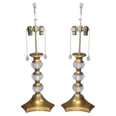 Pareja de lámparas de sobremesa italianas de cristal de roca y madera dorada con pan de oro de 22 quilates. 1980's.