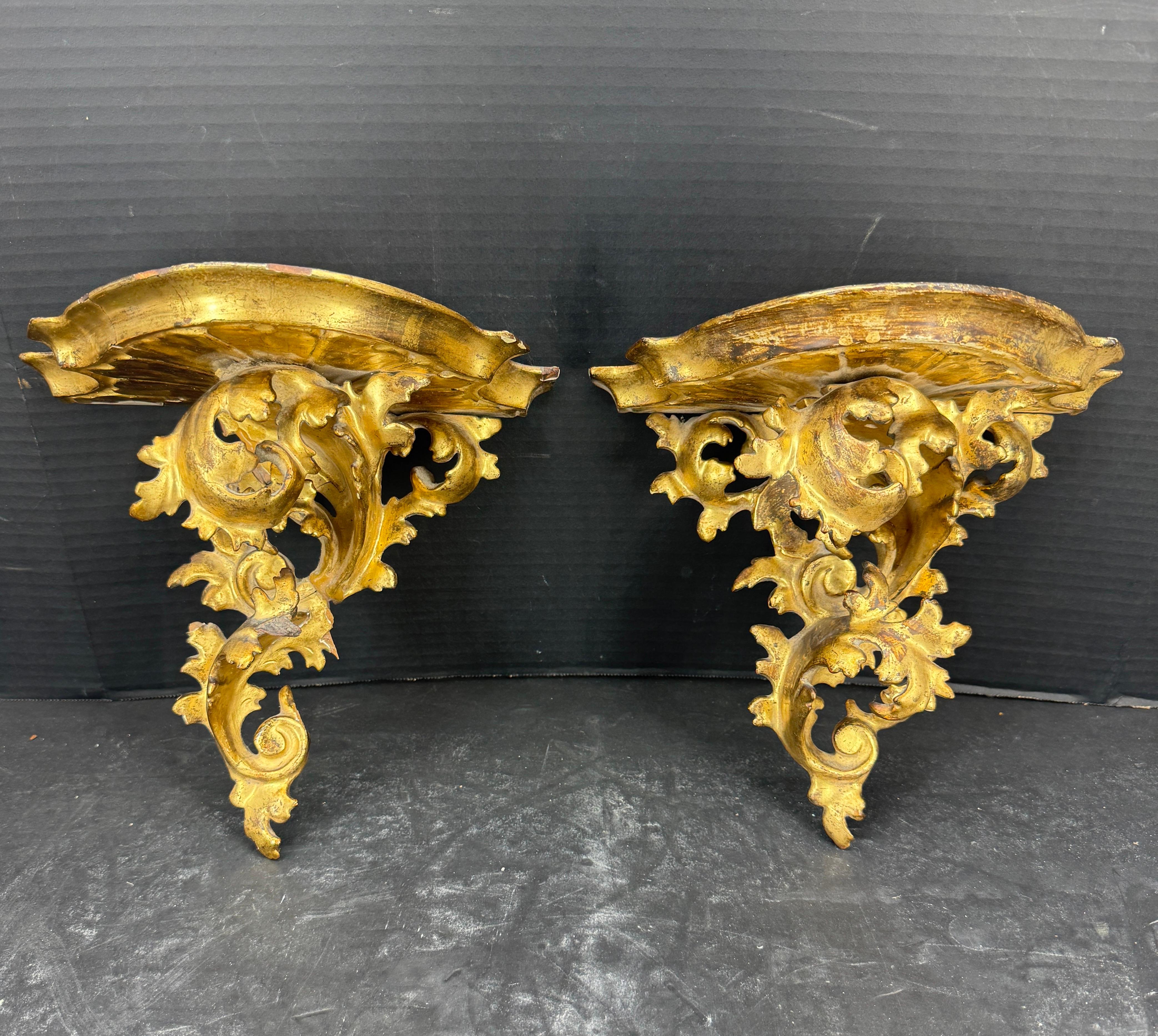 Preciosa pareja italiana de estanterías de pared de pan de oro. Sin duda, podrían colocarse solas como pareja en una pared o ser funcionales para sostener tesoros en la parte superior. Maravilloso complemento clásico para cualquier salón, comedor o