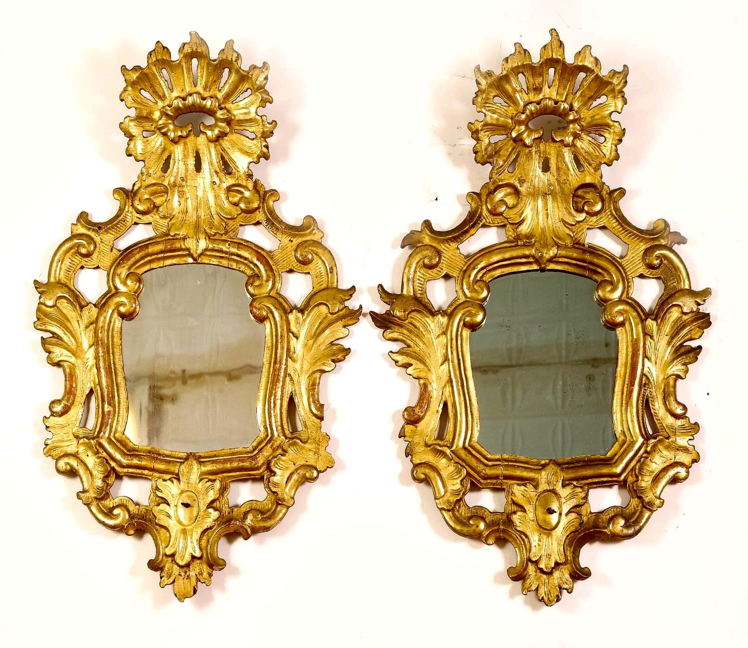 Paire de miroirs italiens rococo en bois doré sculpté en vente 5