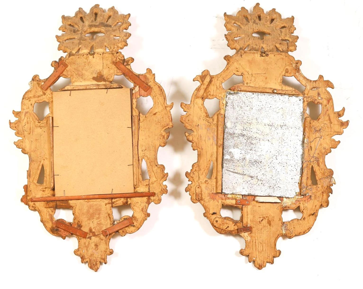 Paire de miroirs en bois doré sculpté de style rococo italien. Les miroirs sont dotés d'un cadre en bois doré sculpté de motifs floraux et de feuillages. Ceux-ci peuvent créer une présentation étonnante et sophistiquée, mêlant opulence vintage et