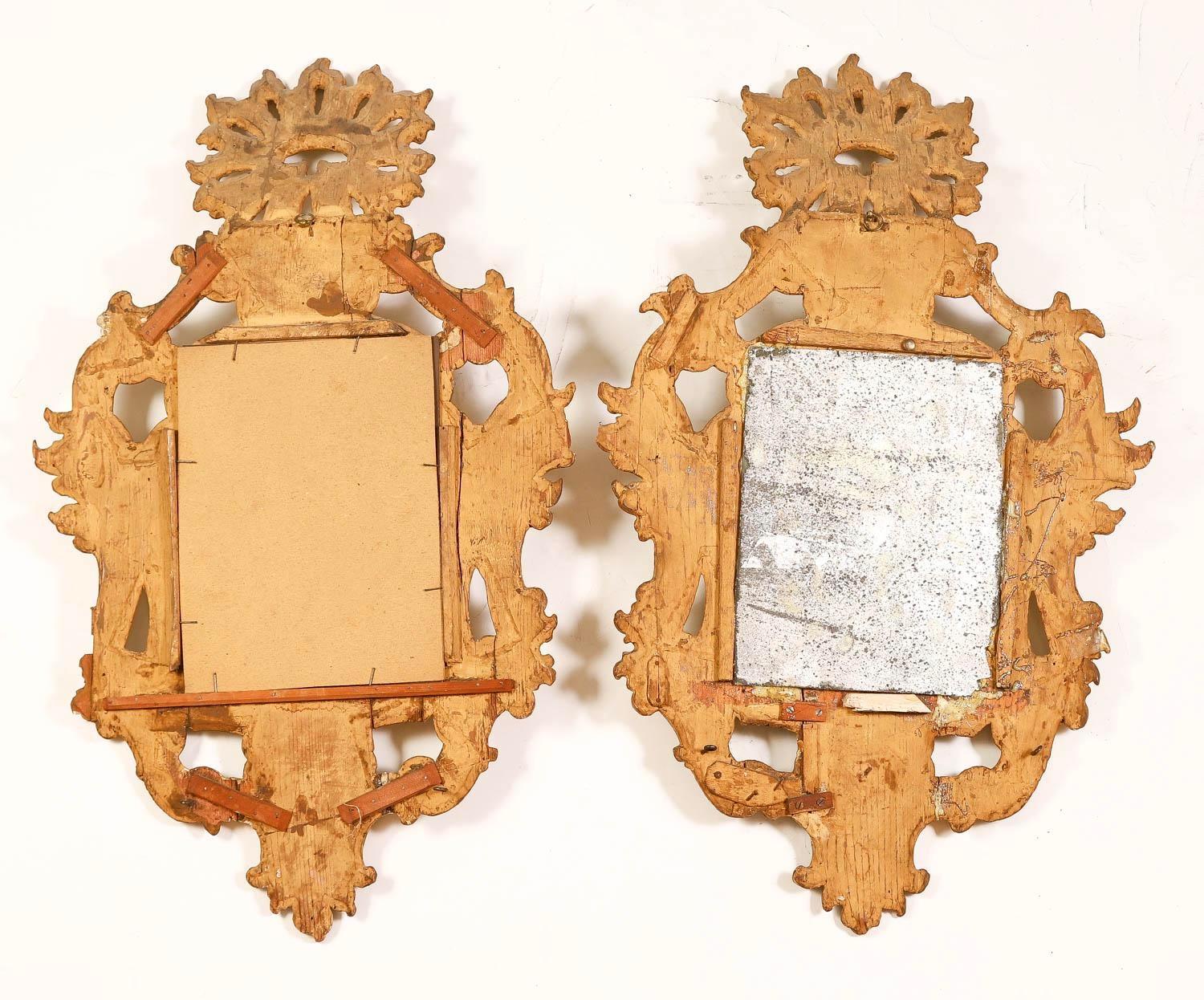 Rococo Paire de miroirs italiens rococo en bois doré sculpté en vente