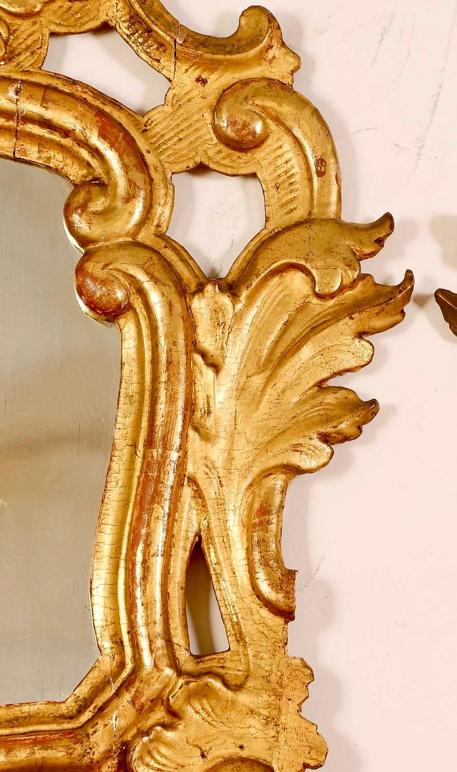 XVIIIe siècle et antérieur Paire de miroirs italiens rococo en bois doré sculpté en vente