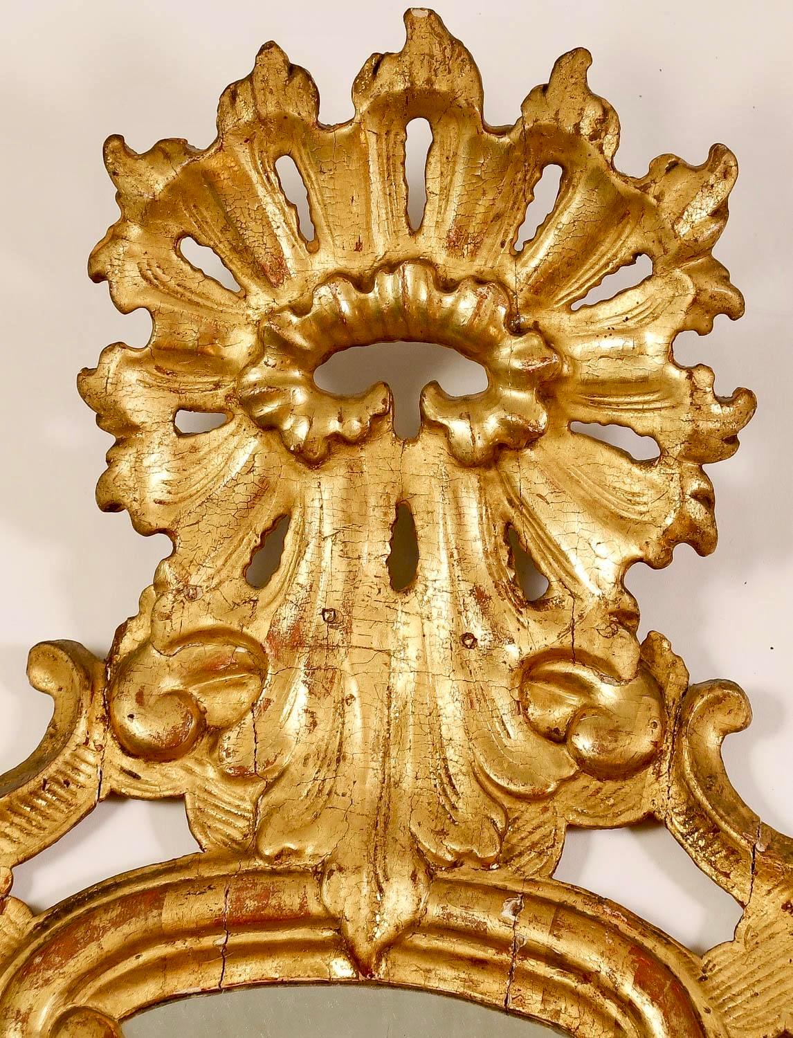 Miroir Paire de miroirs italiens rococo en bois doré sculpté en vente