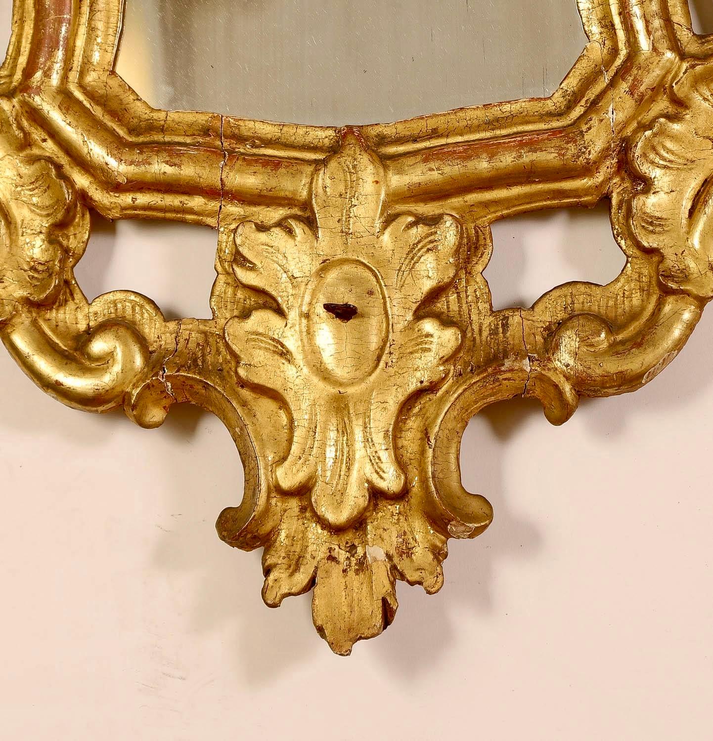 Paire de miroirs italiens rococo en bois doré sculpté en vente 2