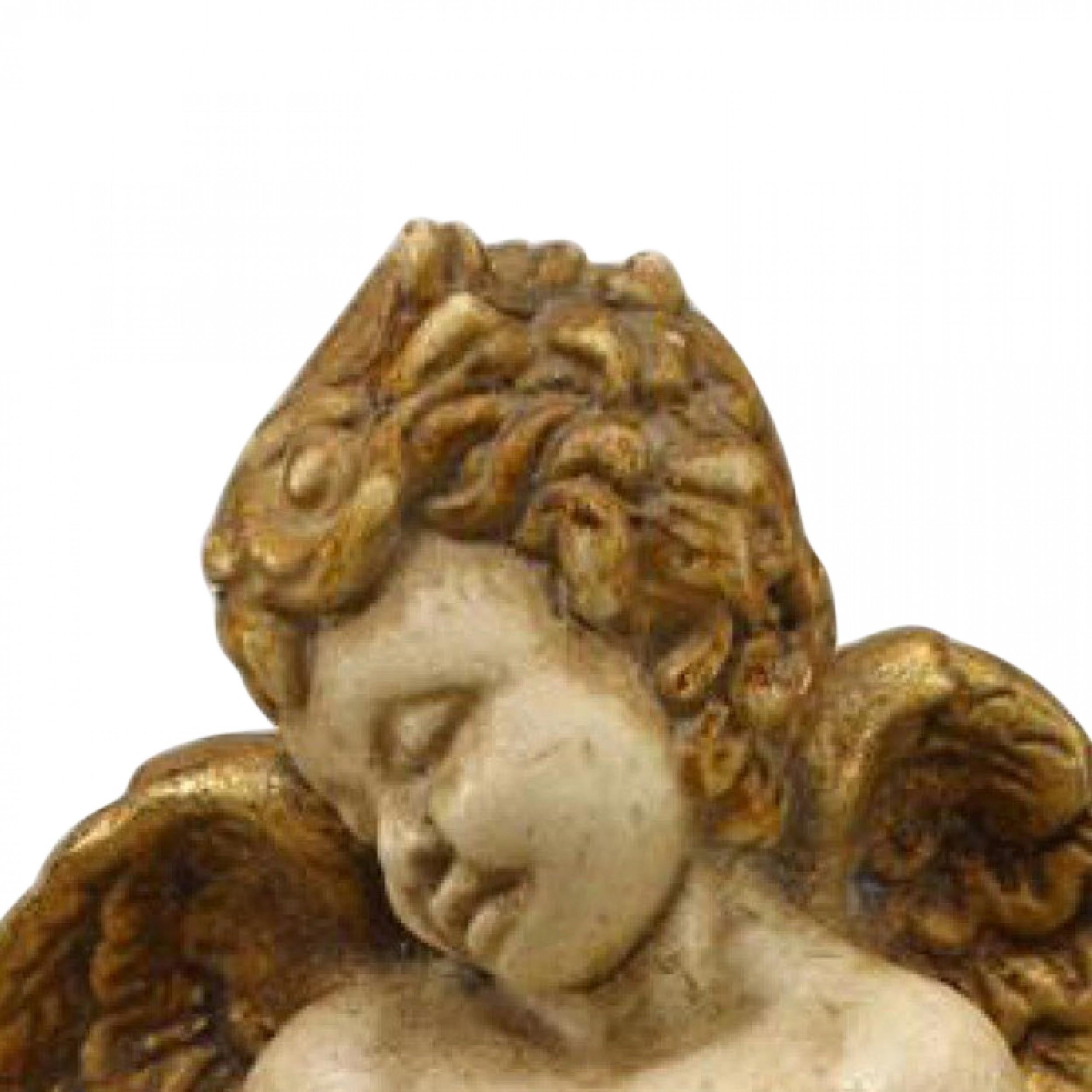 PAR de figuras de cupido de composición de estilo rococó italiano (s. XX) pintadas de blanco con alas doradas y montadas sobre bases de columnas negras