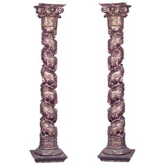 Coppia di colonne rococò italiane in legno dorato, con motivi floreali, XVIII secolo
